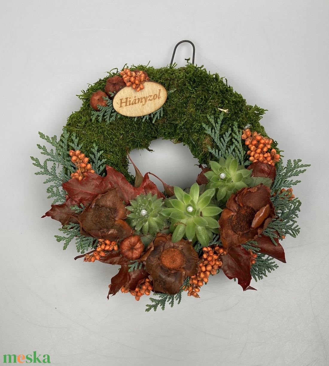 Igényesség - 3 kövirózsás, Hiányzol fatáblácskás, növényi részekkel gazdagon díszített mohakoszorú (KK-43) - otthon & életmód - vallás - temetkezési tárgy - sírkoszorú, kegyeleti koszorú - Meska.hu