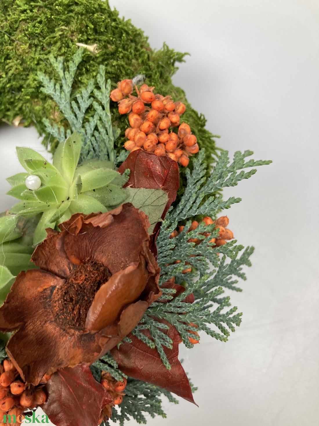 Igényesség - 3 kövirózsás, Hiányzol fatáblácskás, növényi részekkel gazdagon díszített mohakoszorú (KK-43) - otthon & életmód - vallás - temetkezési tárgy - sírkoszorú, kegyeleti koszorú - Meska.hu