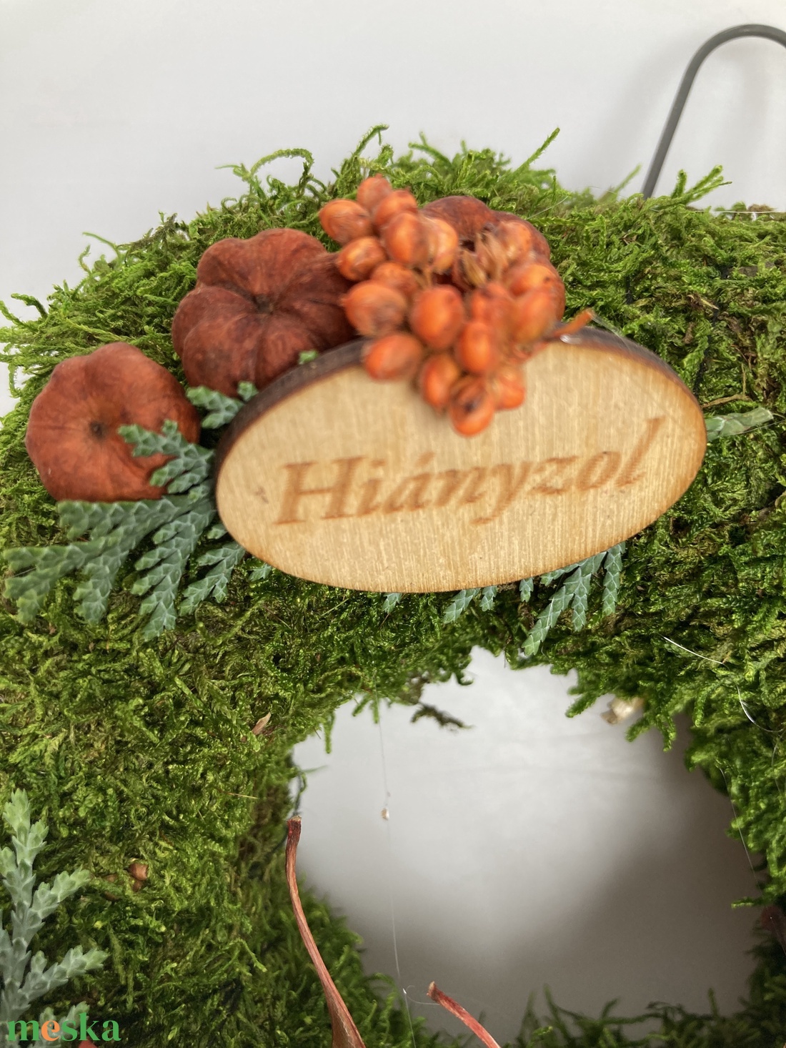 Igényesség - 3 kövirózsás, Hiányzol fatáblácskás, növényi részekkel gazdagon díszített mohakoszorú (KK-43) - otthon & életmód - vallás - temetkezési tárgy - sírkoszorú, kegyeleti koszorú - Meska.hu