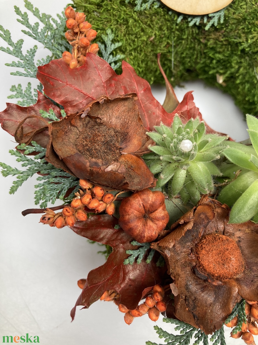 Igényesség - 3 kövirózsás, Hiányzol fatáblácskás, növényi részekkel gazdagon díszített mohakoszorú (KK-43) - otthon & életmód - vallás - temetkezési tárgy - sírkoszorú, kegyeleti koszorú - Meska.hu