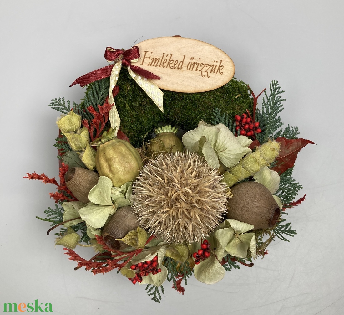 Tudás - Emléked őrizzük fatáblácskás, növényi részekkel gazdagon díszített mohakoszorú (KK-44) - otthon & életmód - vallás - temetkezési tárgy - sírkoszorú, kegyeleti koszorú - Meska.hu