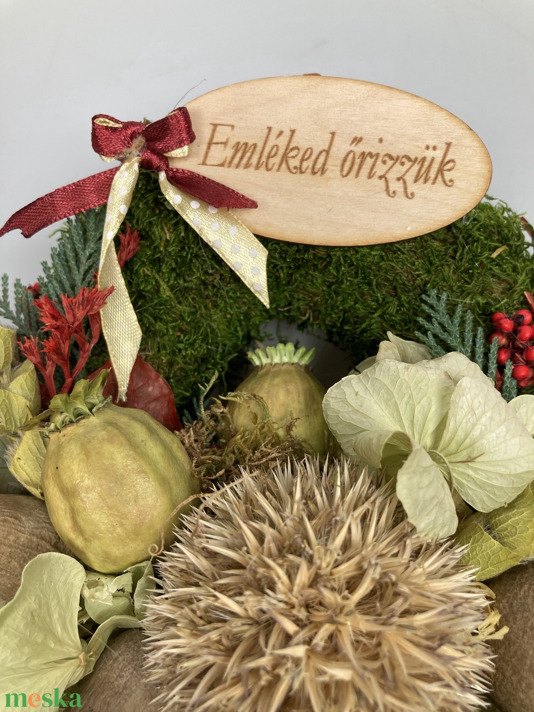 Tudás - Emléked őrizzük fatáblácskás, növényi részekkel gazdagon díszített mohakoszorú (KK-44) - otthon & életmód - vallás - temetkezési tárgy - sírkoszorú, kegyeleti koszorú - Meska.hu