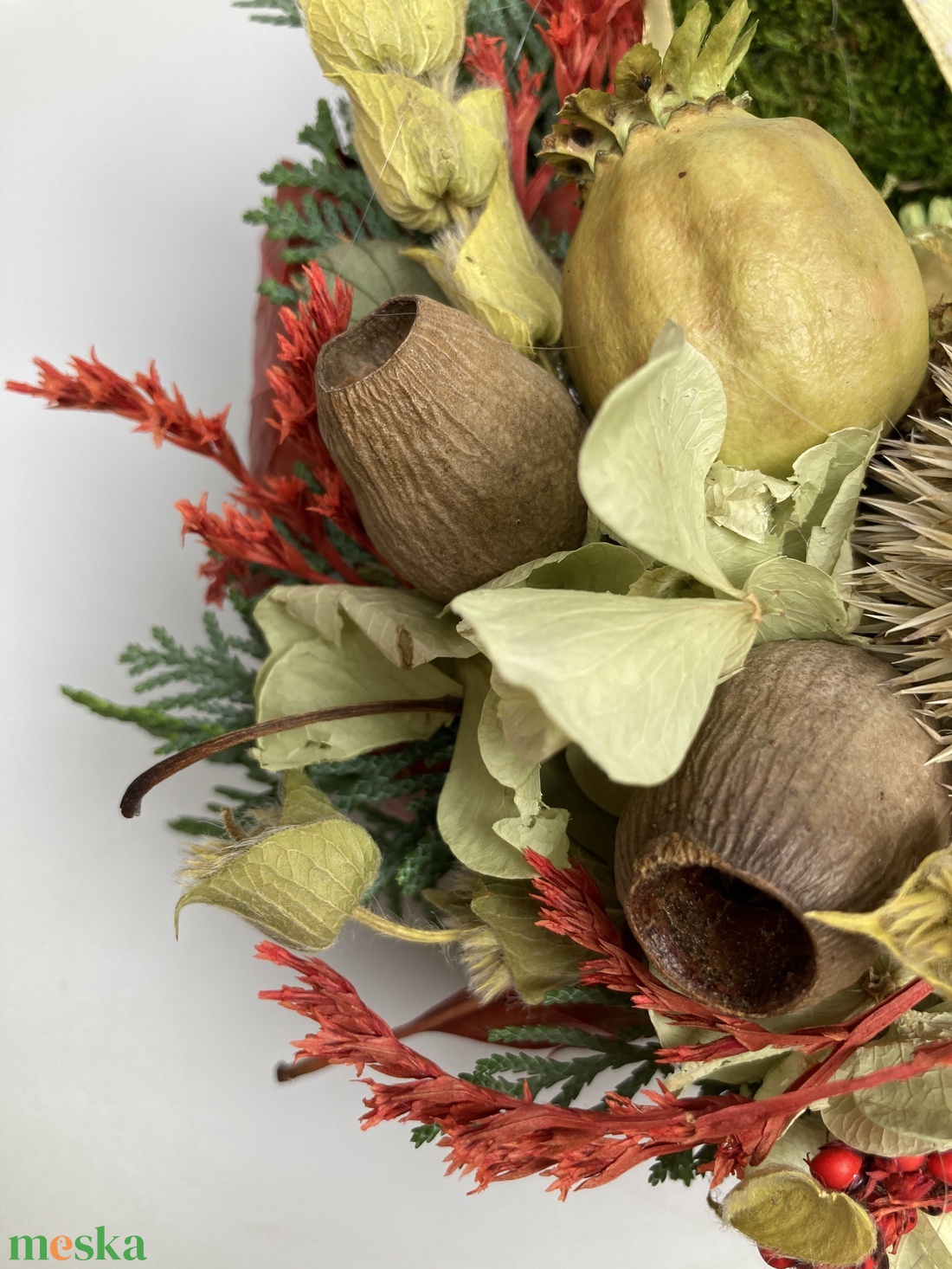 Tudás - Emléked őrizzük fatáblácskás, növényi részekkel gazdagon díszített mohakoszorú (KK-44) - otthon & életmód - vallás - temetkezési tárgy - sírkoszorú, kegyeleti koszorú - Meska.hu