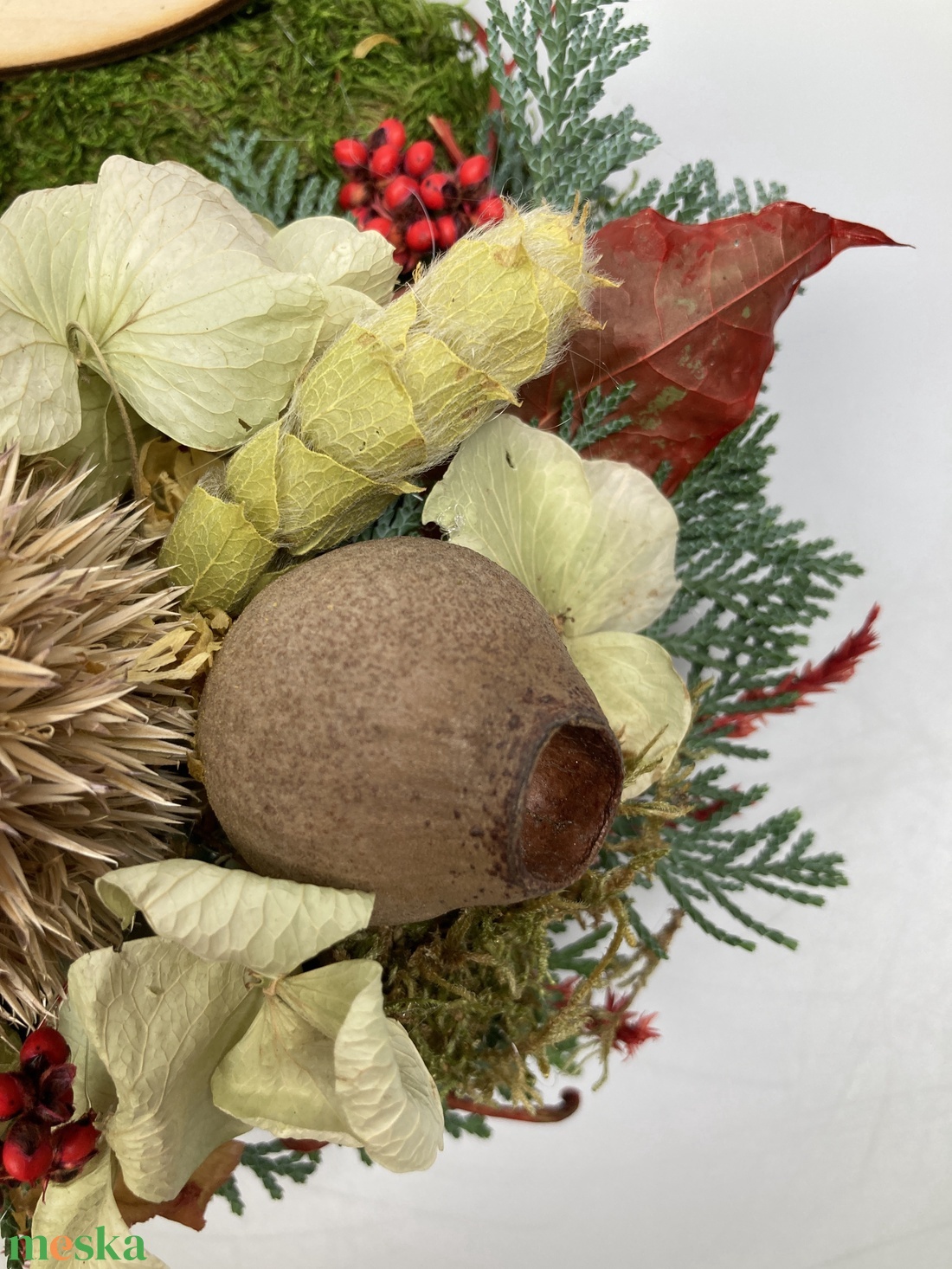 Tudás - Emléked őrizzük fatáblácskás, növényi részekkel gazdagon díszített mohakoszorú (KK-44) - otthon & életmód - vallás - temetkezési tárgy - sírkoszorú, kegyeleti koszorú - Meska.hu