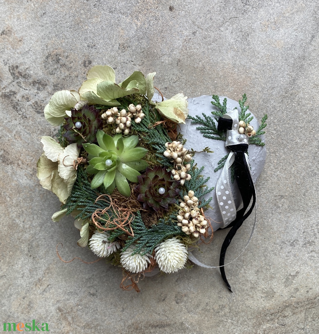 Szívalakú dekorbeton tálkába készült, 3 kövirózsás, pöttyös szalagos, fehéres fűszerezésű, egyedi kegyeleti dísz - otthon & életmód - vallás - temetkezési tárgy - sírdísz, kegyeleti dísz - Meska.hu