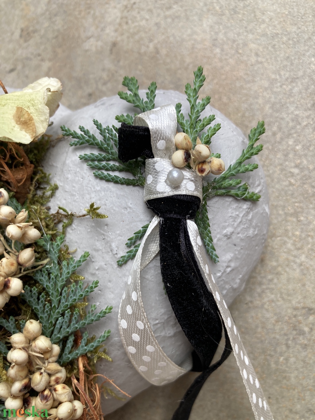 Szívalakú dekorbeton tálkába készült, 3 kövirózsás, pöttyös szalagos, fehéres fűszerezésű, egyedi kegyeleti dísz - otthon & életmód - vallás - temetkezési tárgy - sírdísz, kegyeleti dísz - Meska.hu