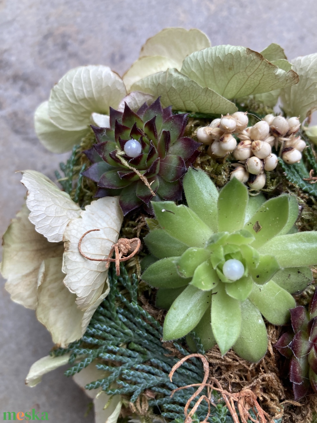 Szívalakú dekorbeton tálkába készült, 3 kövirózsás, pöttyös szalagos, fehéres fűszerezésű, egyedi kegyeleti dísz - otthon & életmód - vallás - temetkezési tárgy - sírdísz, kegyeleti dísz - Meska.hu