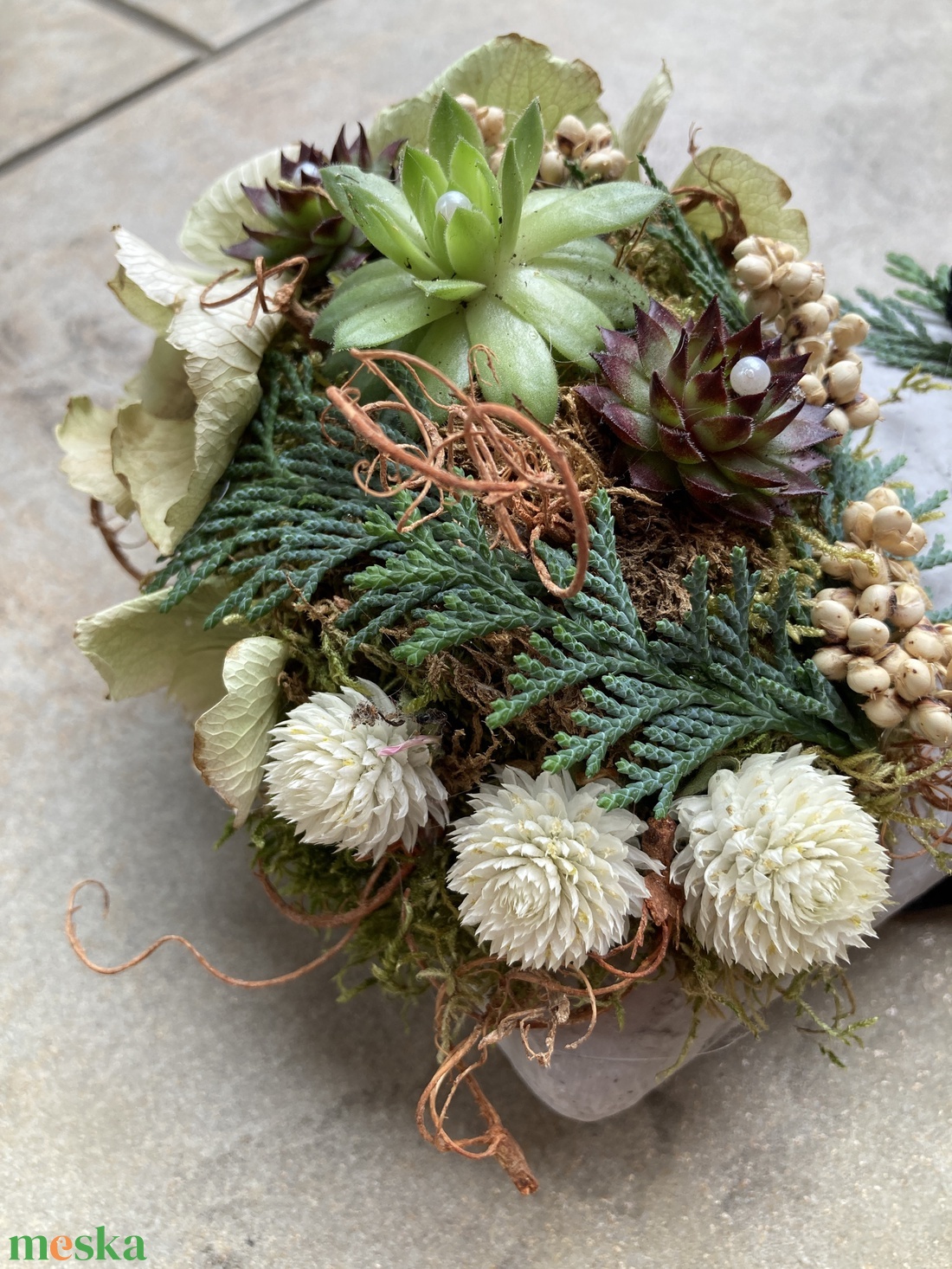 Szívalakú dekorbeton tálkába készült, 3 kövirózsás, pöttyös szalagos, fehéres fűszerezésű, egyedi kegyeleti dísz - otthon & életmód - vallás - temetkezési tárgy - sírdísz, kegyeleti dísz - Meska.hu