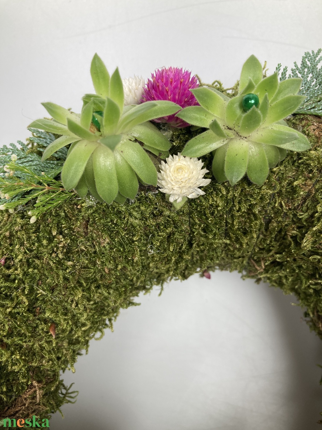 Önállóság - 4 kövirózsás, növényi részekkel gazdagon díszített, lábon álló mohakoszorú (KK-46) - otthon & életmód - vallás - temetkezési tárgy - sírkoszorú, kegyeleti koszorú - Meska.hu