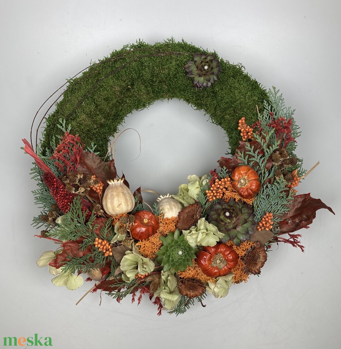 Tudatosság - 3 kövirózsás, növényi részekkel gazdagon díszített, lábon álló mohakoszorú (KK-48) - otthon & életmód - vallás - temetkezési tárgy - sírkoszorú, kegyeleti koszorú - Meska.hu