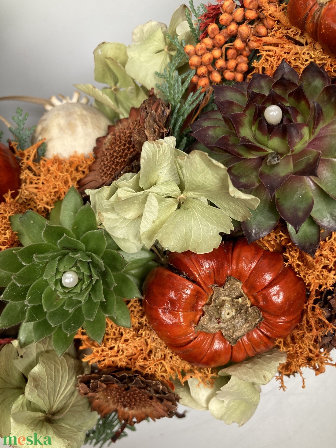 Tudatosság - 3 kövirózsás, növényi részekkel gazdagon díszített, lábon álló mohakoszorú (KK-48) - otthon & életmód - vallás - temetkezési tárgy - sírkoszorú, kegyeleti koszorú - Meska.hu