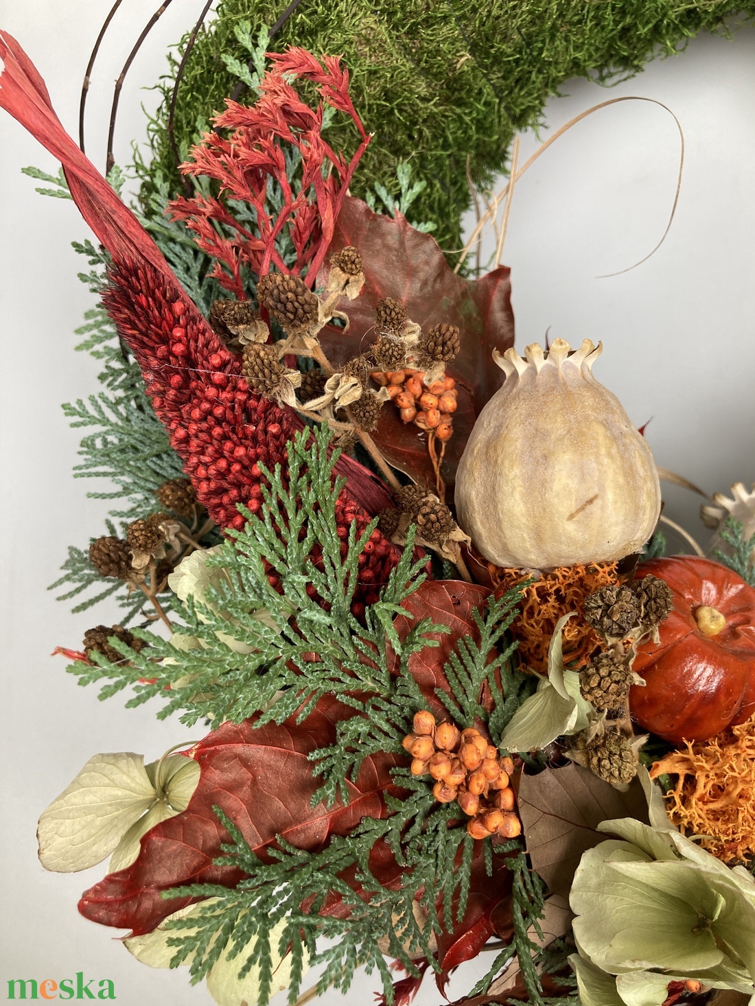 Tudatosság - 3 kövirózsás, növényi részekkel gazdagon díszített, lábon álló mohakoszorú (KK-48) - otthon & életmód - vallás - temetkezési tárgy - sírkoszorú, kegyeleti koszorú - Meska.hu