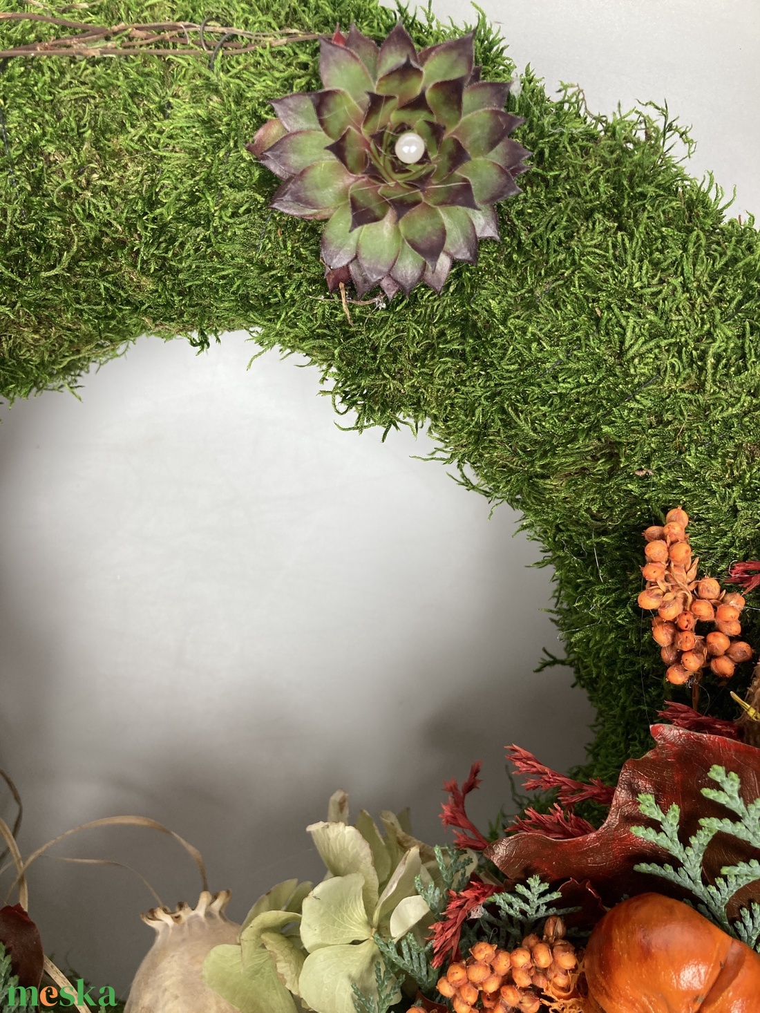 Tudatosság - 3 kövirózsás, növényi részekkel gazdagon díszített, lábon álló mohakoszorú (KK-48) - otthon & életmód - vallás - temetkezési tárgy - sírkoszorú, kegyeleti koszorú - Meska.hu