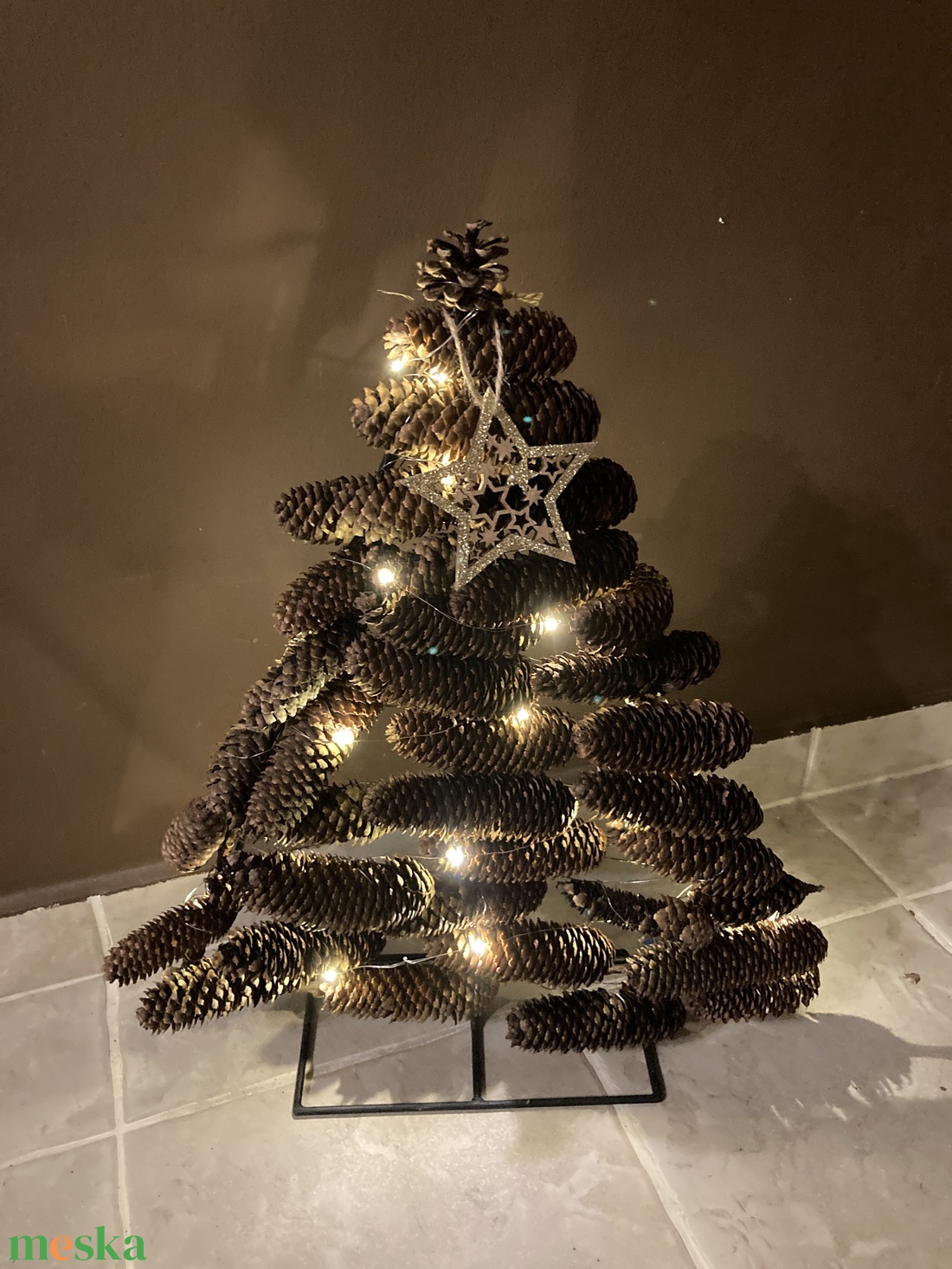 Kültéri karácsonyi stilizált tobozfenyő izzósorral, natúr csillaggal, tovább díszíthető - MINI - karácsony - karácsonyi kültéri dekoráció - Meska.hu Kültéri karácsonyi stilizált tobozfenyő izzósorral, natúr csillaggal, tovább díszíthető - MINI - karácsony - karácsonyi kültéri dekoráció - Meska.hu