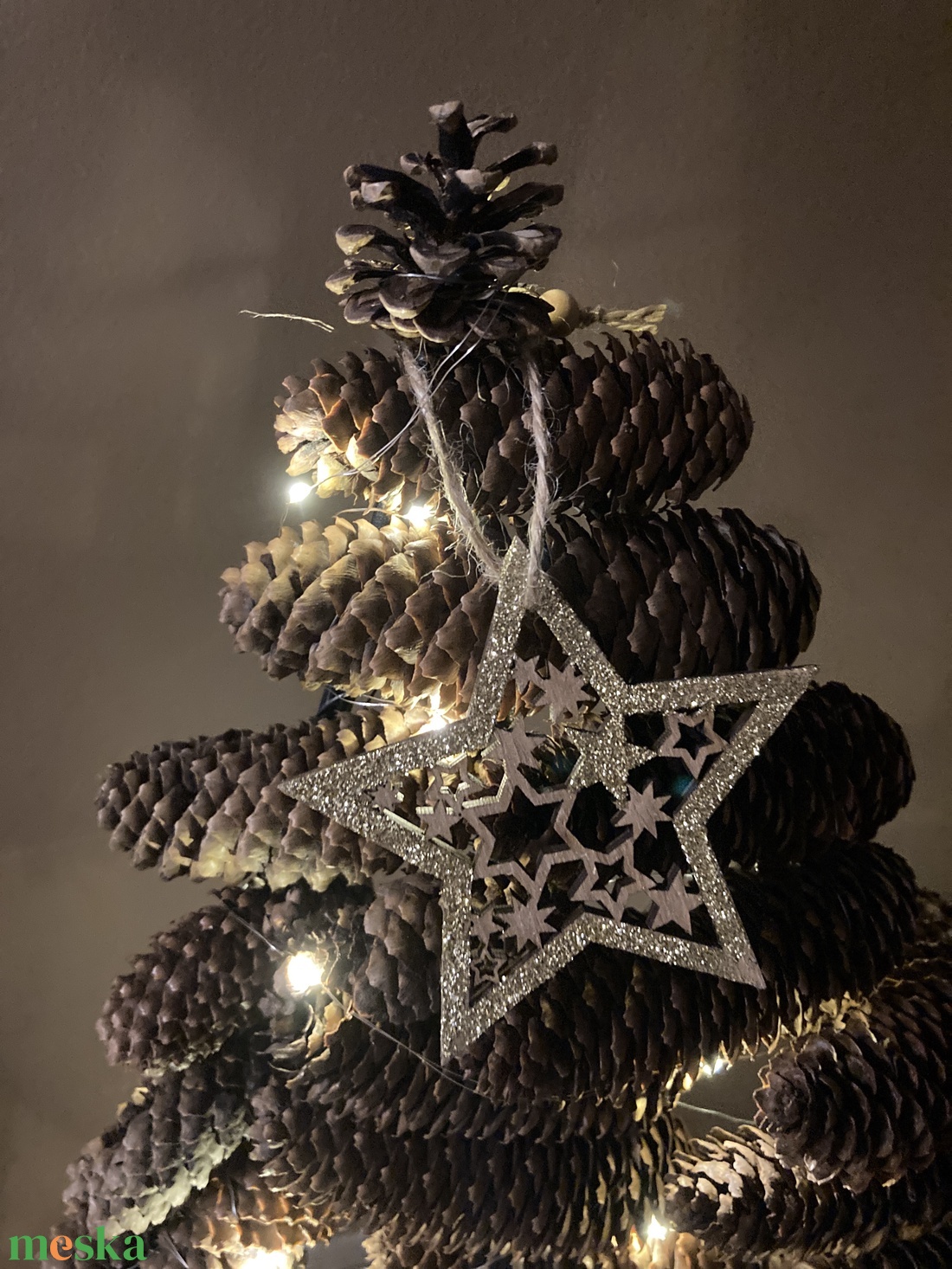 Kültéri karácsonyi stilizált tobozfenyő izzósorral, natúr csillaggal, tovább díszíthető - MINI - karácsony - karácsonyi kültéri dekoráció - Meska.hu Kültéri karácsonyi stilizált tobozfenyő izzósorral, natúr csillaggal, tovább díszíthető - MINI - karácsony - karácsonyi kültéri dekoráció - Meska.hu
