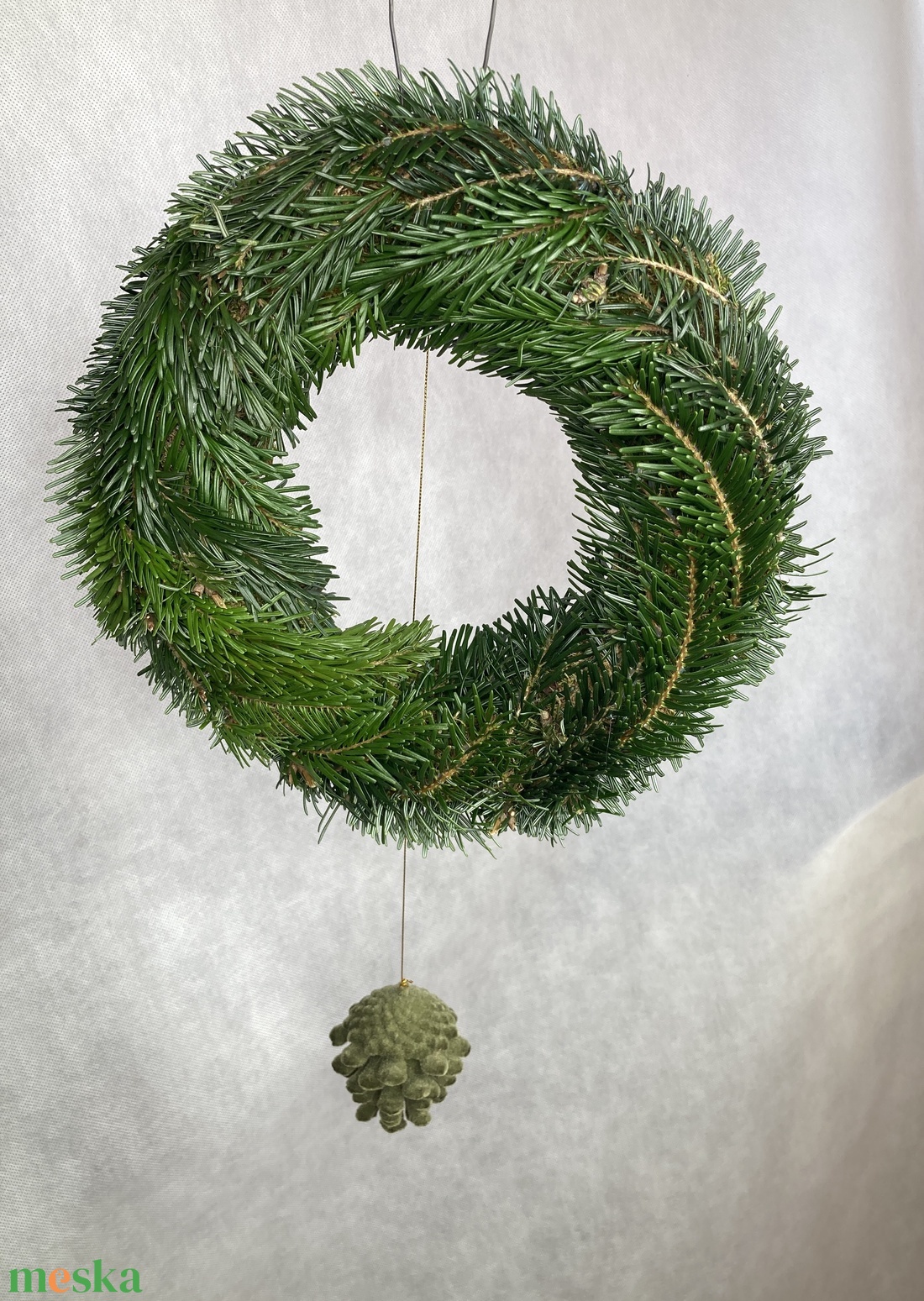 25 cm átmérőjű alapra készült, zöld flokkolt tobozos, Nordmann fenyős, tovább is díszíthető koszorú (NK-6) - karácsony - karácsonyi kültéri dekoráció - Meska.hu 25 cm átmérőjű alapra készült, zöld flokkolt tobozos, Nordmann fenyős, tovább is díszíthető koszorú (NK-6) - karácsony - karácsonyi kültéri dekoráció - Meska.hu