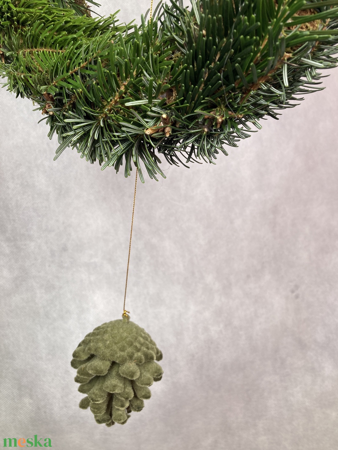 25 cm átmérőjű alapra készült, zöld flokkolt tobozos, Nordmann fenyős, tovább is díszíthető koszorú (NK-6) - karácsony - karácsonyi kültéri dekoráció - Meska.hu 25 cm átmérőjű alapra készült, zöld flokkolt tobozos, Nordmann fenyős, tovább is díszíthető koszorú (NK-6) - karácsony - karácsonyi kültéri dekoráció - Meska.hu