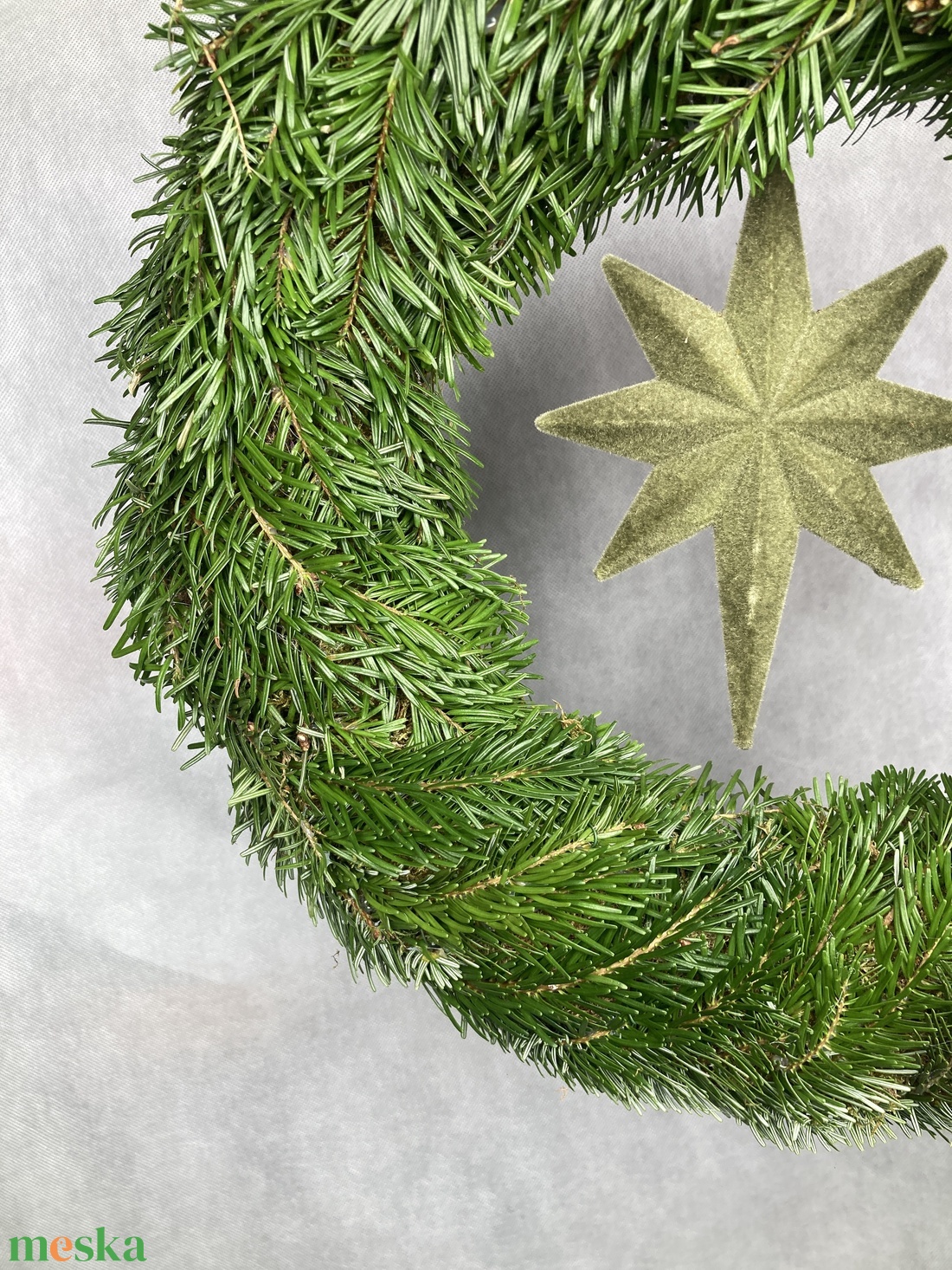 44 cm átmérőjű alapra készült,  zöld  flokkolt csillagos, Nordmann fenyős, tovább is díszíthető koszorú (NK-16) - karácsony - karácsonyi kültéri dekoráció - Meska.hu