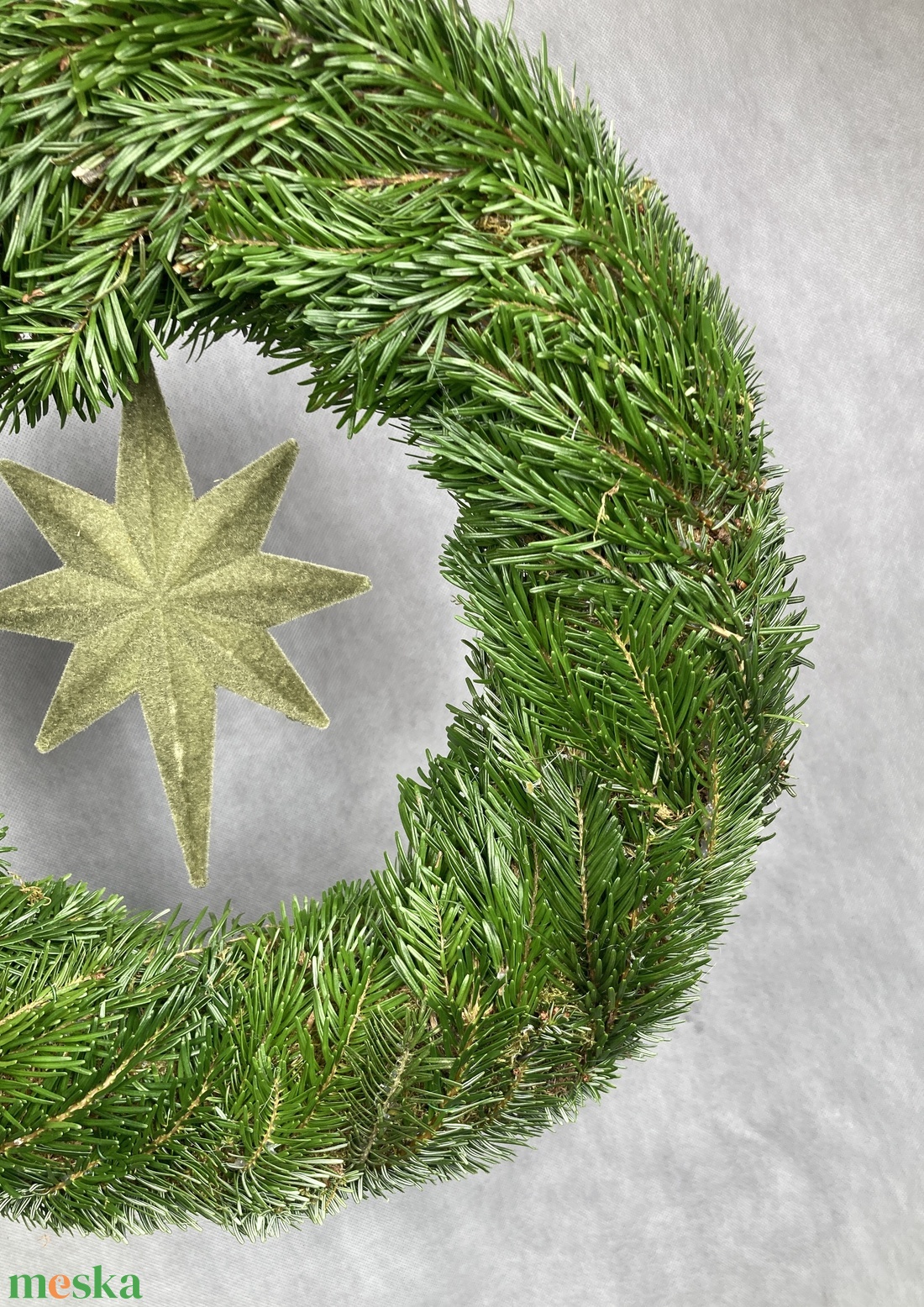 44 cm átmérőjű alapra készült,  zöld  flokkolt csillagos, Nordmann fenyős, tovább is díszíthető koszorú (NK-16) - karácsony - karácsonyi kültéri dekoráció - Meska.hu