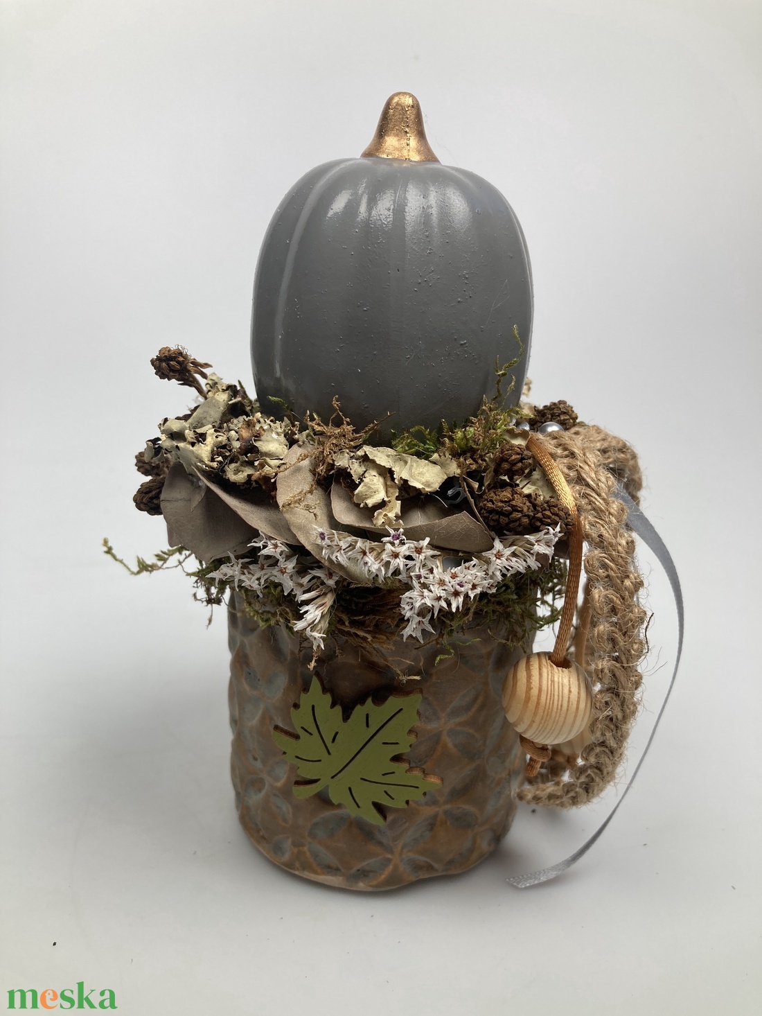 Földszínekben pompázó, kerámiakaspós, fehér sóvirágos tartós virágdísz szürke kerámiatökkel és zöld falevél feltéttel - otthon & életmód - dekoráció - asztal és polc dekoráció - asztaldísz - Meska.hu