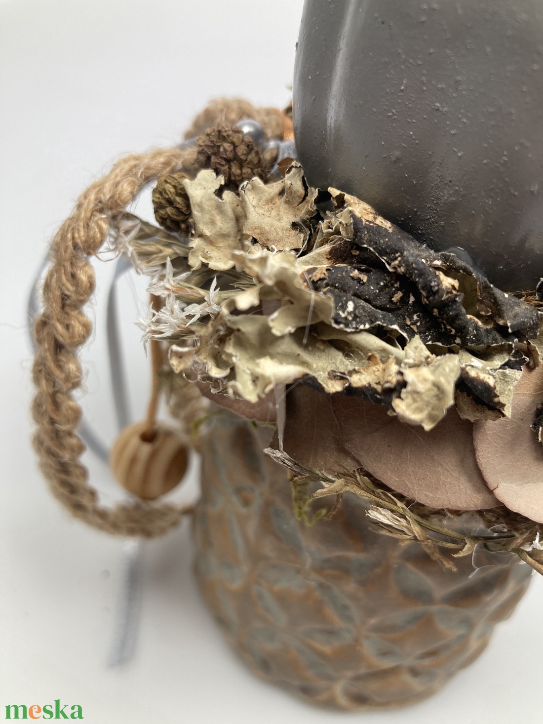 Földszínekben pompázó, kerámiakaspós, fehér sóvirágos tartós virágdísz szürke kerámiatökkel és zöld falevél feltéttel - otthon & életmód - dekoráció - asztal és polc dekoráció - asztaldísz - Meska.hu