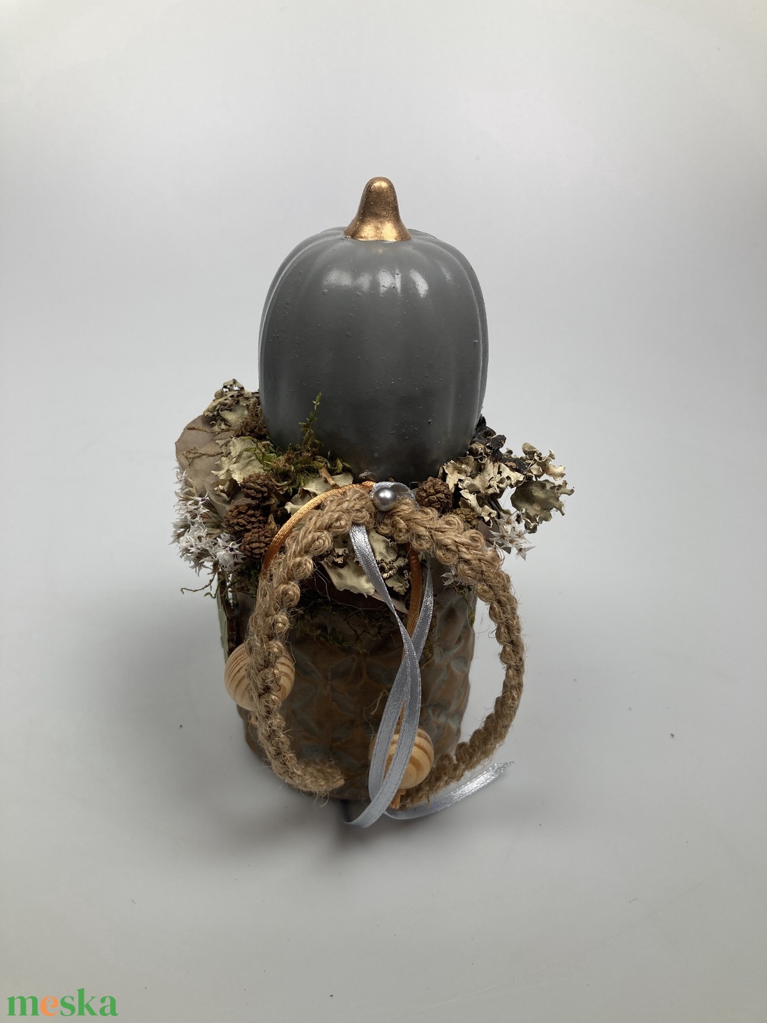 Földszínekben pompázó, kerámiakaspós, fehér sóvirágos tartós virágdísz szürke kerámiatökkel és zöld falevél feltéttel - otthon & életmód - dekoráció - asztal és polc dekoráció - asztaldísz - Meska.hu