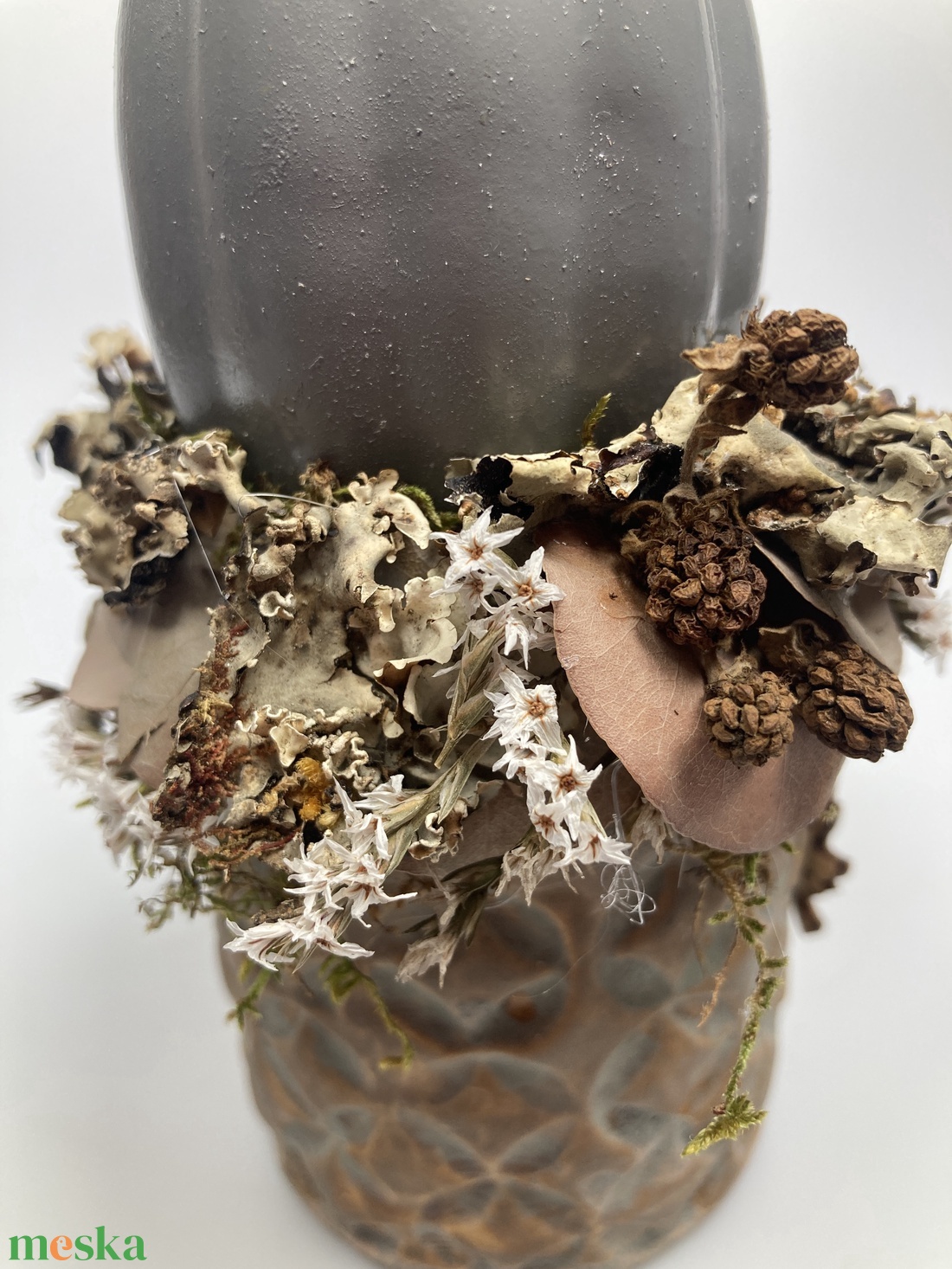 Földszínekben pompázó, kerámiakaspós, fehér sóvirágos tartós virágdísz szürke kerámiatökkel és zöld falevél feltéttel - otthon & életmód - dekoráció - asztal és polc dekoráció - asztaldísz - Meska.hu