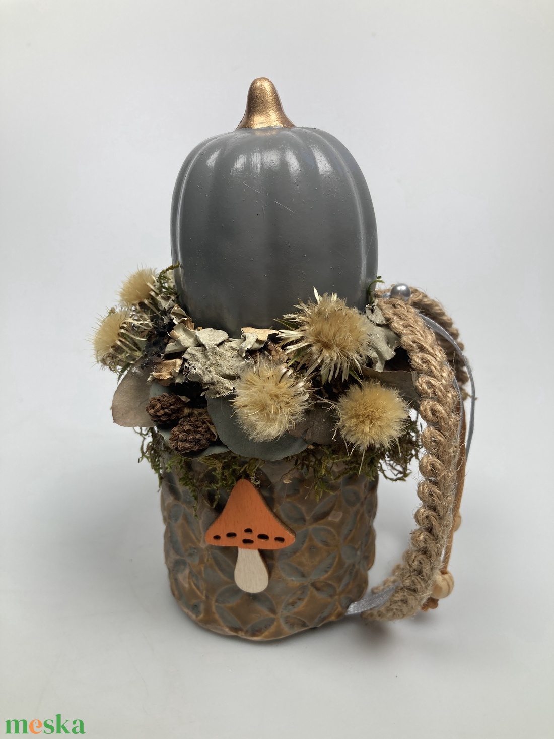 Földszínekben pompázó, kerámiakaspós, bábakalácsos virágdísz szürke kerámiatökkel és narancssárga fagomba feltéttel - otthon & életmód - dekoráció - asztal és polc dekoráció - asztaldísz - Meska.hu
