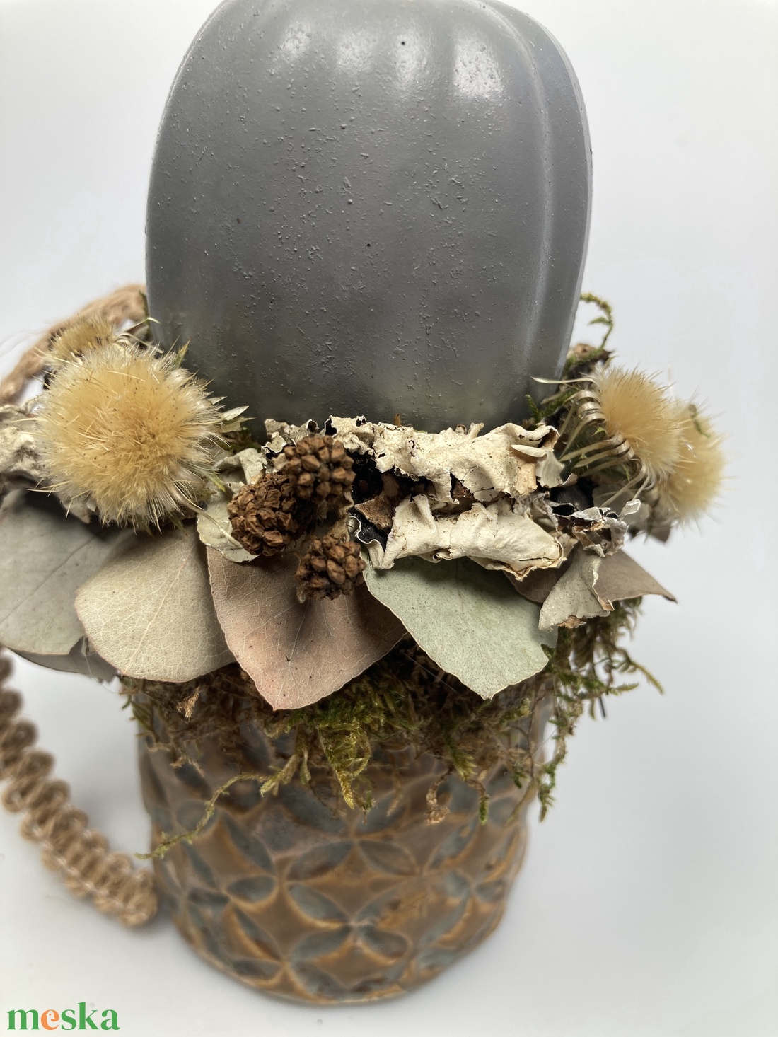 Földszínekben pompázó, kerámiakaspós, bábakalácsos virágdísz szürke kerámiatökkel és narancssárga fagomba feltéttel - otthon & életmód - dekoráció - asztal és polc dekoráció - asztaldísz - Meska.hu