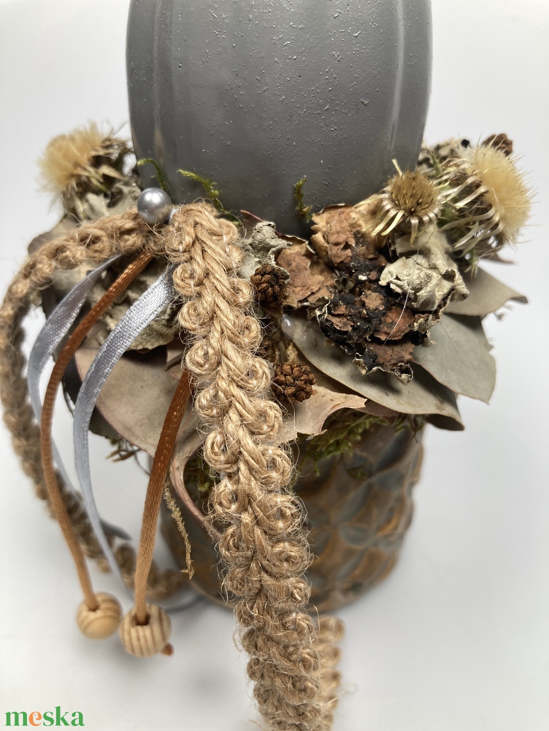 Földszínekben pompázó, kerámiakaspós, bábakalácsos virágdísz szürke kerámiatökkel és narancssárga fagomba feltéttel - otthon & életmód - dekoráció - asztal és polc dekoráció - asztaldísz - Meska.hu