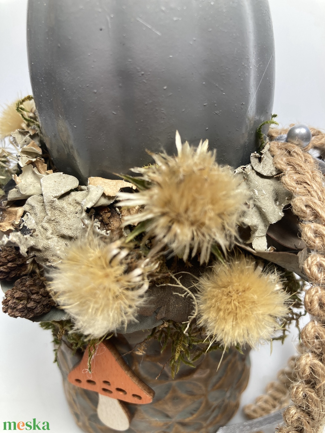 Földszínekben pompázó, kerámiakaspós, bábakalácsos virágdísz szürke kerámiatökkel és narancssárga fagomba feltéttel - otthon & életmód - dekoráció - asztal és polc dekoráció - asztaldísz - Meska.hu