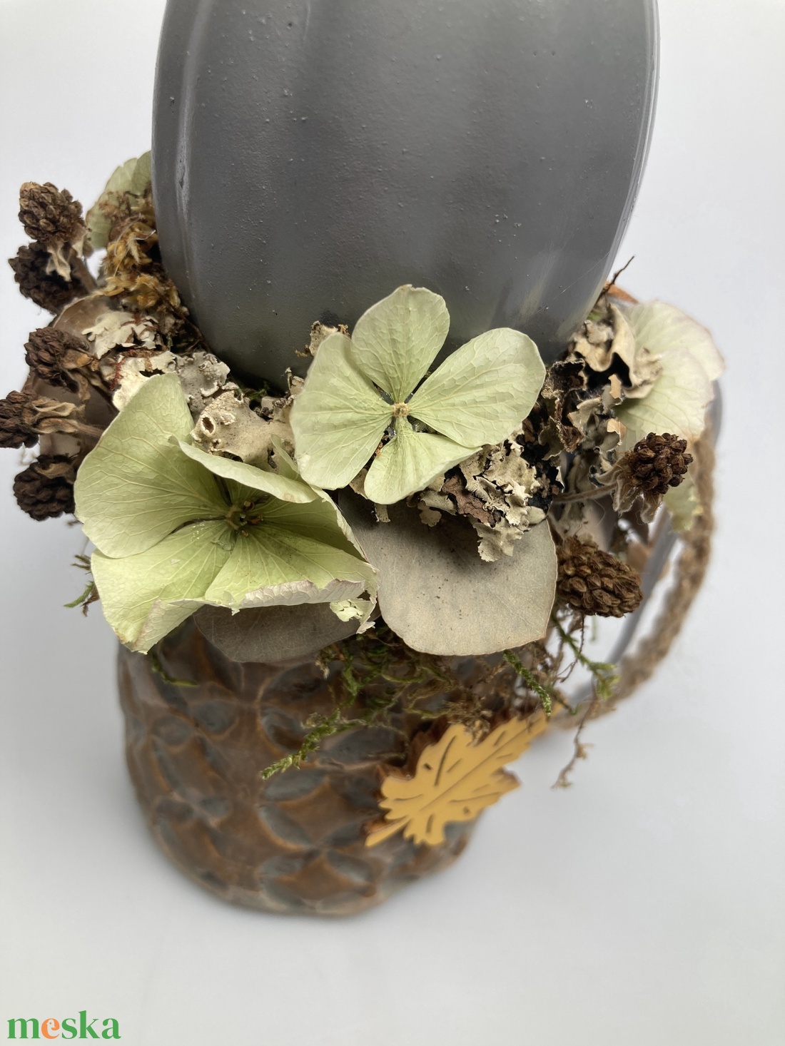 Földszínekben pompázó, kerámiakaspós, hortenziás virágdísz szürke kerámiatökkel és mustársárga falevél feltéttel - otthon & életmód - dekoráció - asztal és polc dekoráció - asztaldísz - Meska.hu Földszínekben pompázó, kerámiakaspós, hortenziás virágdísz szürke kerámiatökkel és mustársárga falevél feltéttel - otthon & életmód - dekoráció - asztal és polc dekoráció - asztaldísz - Meska.hu