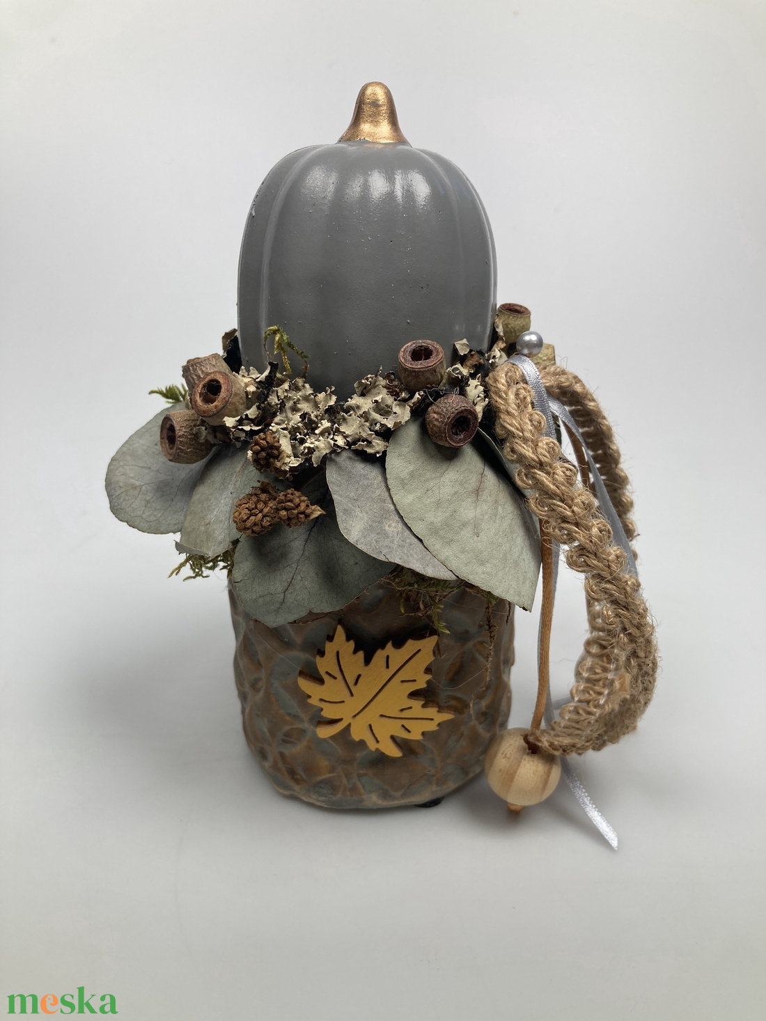 Földszínekben pompázó, kerámiakaspós, eukaliptuszos virágdísz szürke kerámiatökkel és mustársárga falevél feltéttel - otthon & életmód - dekoráció - asztal és polc dekoráció - asztaldísz - Meska.hu Földszínekben pompázó, kerámiakaspós, eukaliptuszos virágdísz szürke kerámiatökkel és mustársárga falevél feltéttel - otthon & életmód - dekoráció - asztal és polc dekoráció - asztaldísz - Meska.hu