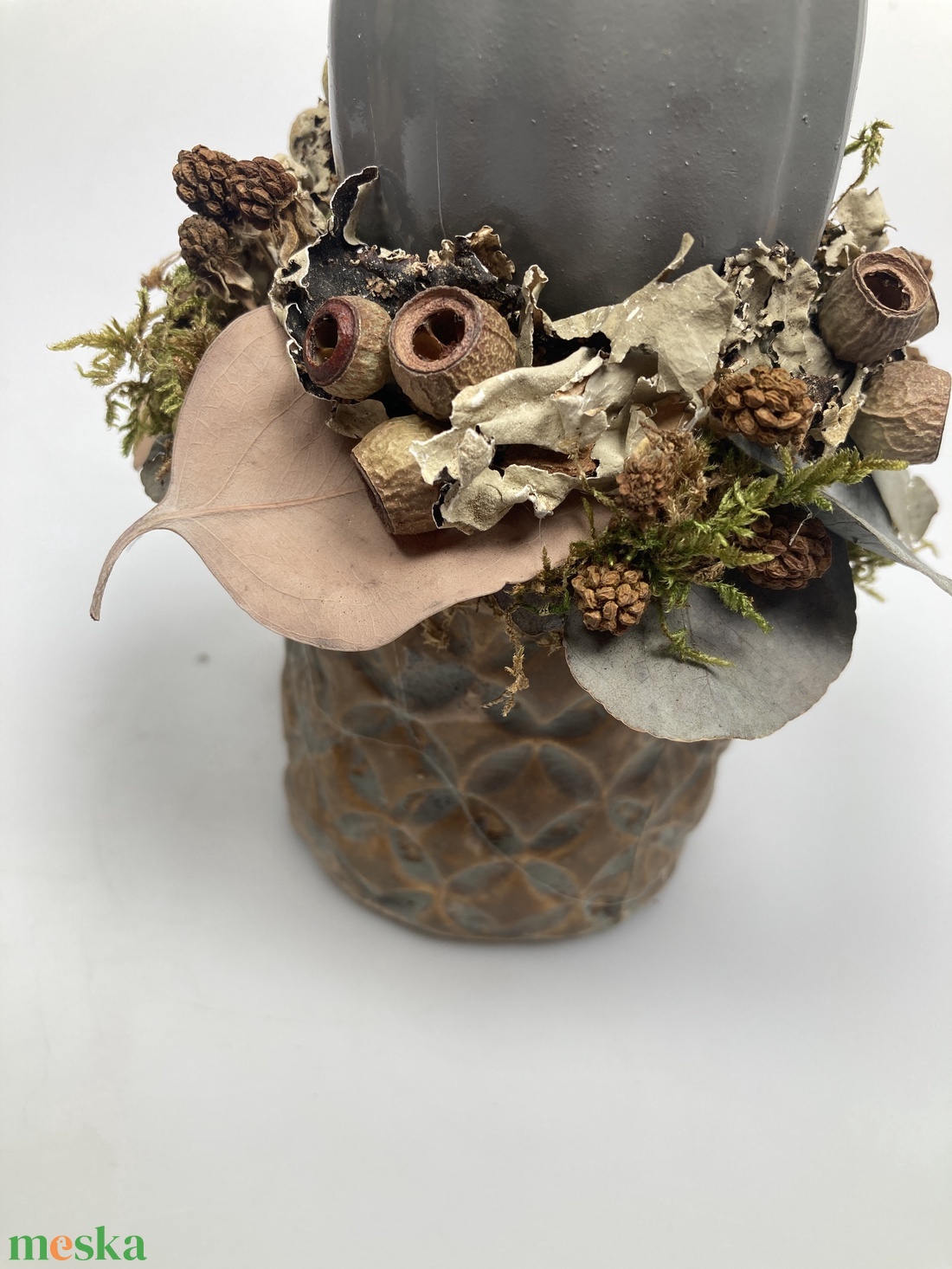 Földszínekben pompázó, kerámiakaspós, eukaliptuszos virágdísz szürke kerámiatökkel és mustársárga falevél feltéttel - otthon & életmód - dekoráció - asztal és polc dekoráció - asztaldísz - Meska.hu Földszínekben pompázó, kerámiakaspós, eukaliptuszos virágdísz szürke kerámiatökkel és mustársárga falevél feltéttel - otthon & életmód - dekoráció - asztal és polc dekoráció - asztaldísz - Meska.hu