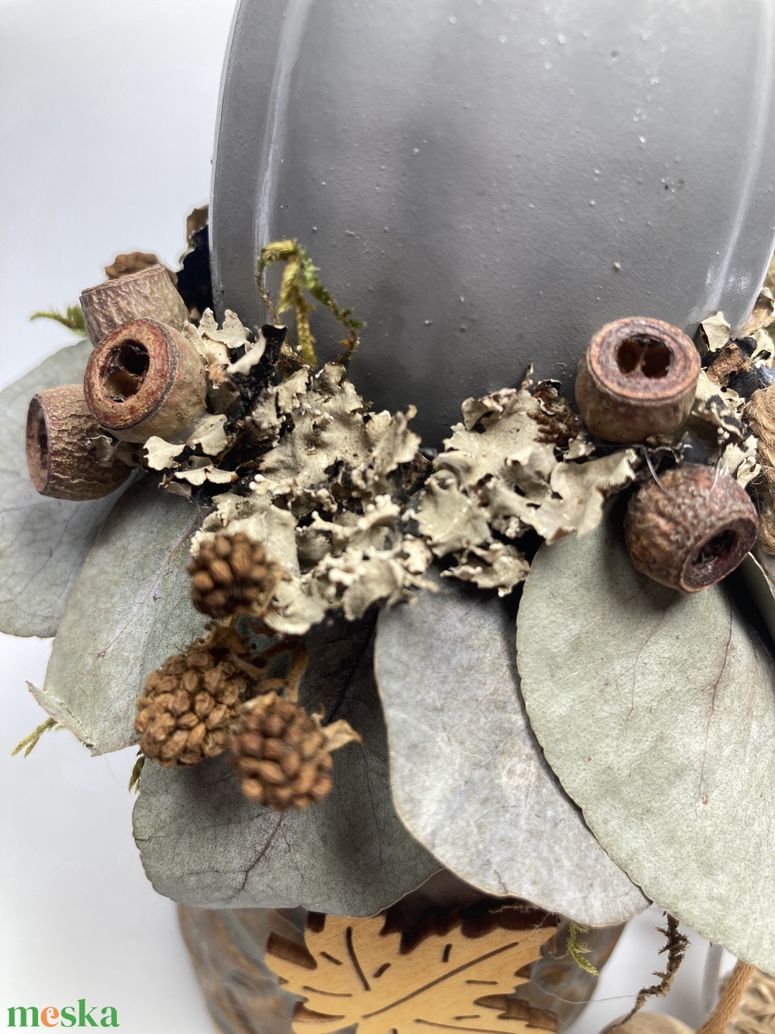 Földszínekben pompázó, kerámiakaspós, eukaliptuszos virágdísz szürke kerámiatökkel és mustársárga falevél feltéttel - otthon & életmód - dekoráció - asztal és polc dekoráció - asztaldísz - Meska.hu Földszínekben pompázó, kerámiakaspós, eukaliptuszos virágdísz szürke kerámiatökkel és mustársárga falevél feltéttel - otthon & életmód - dekoráció - asztal és polc dekoráció - asztaldísz - Meska.hu