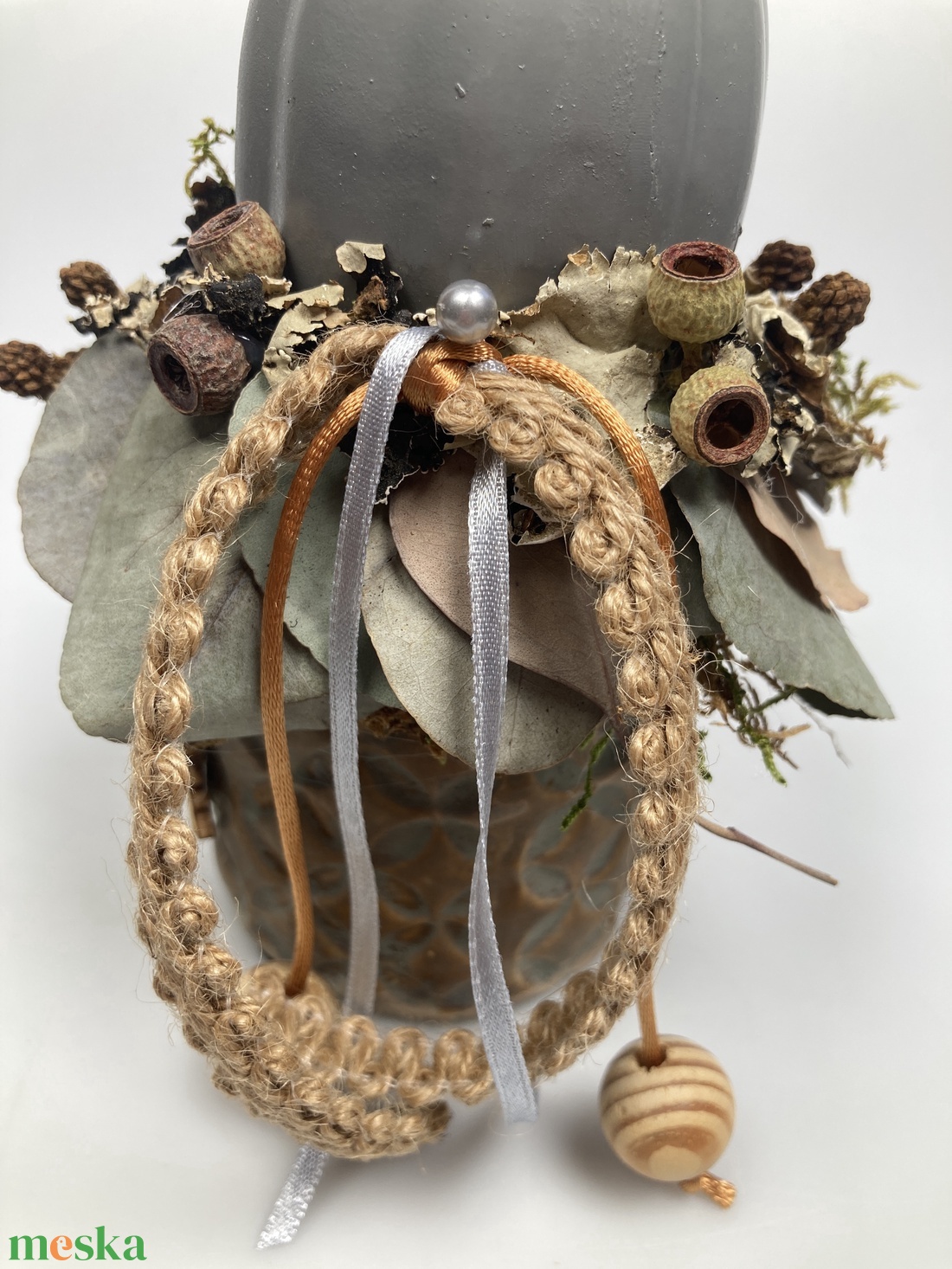 Földszínekben pompázó, kerámiakaspós, eukaliptuszos virágdísz szürke kerámiatökkel és mustársárga falevél feltéttel - otthon & életmód - dekoráció - asztal és polc dekoráció - asztaldísz - Meska.hu Földszínekben pompázó, kerámiakaspós, eukaliptuszos virágdísz szürke kerámiatökkel és mustársárga falevél feltéttel - otthon & életmód - dekoráció - asztal és polc dekoráció - asztaldísz - Meska.hu