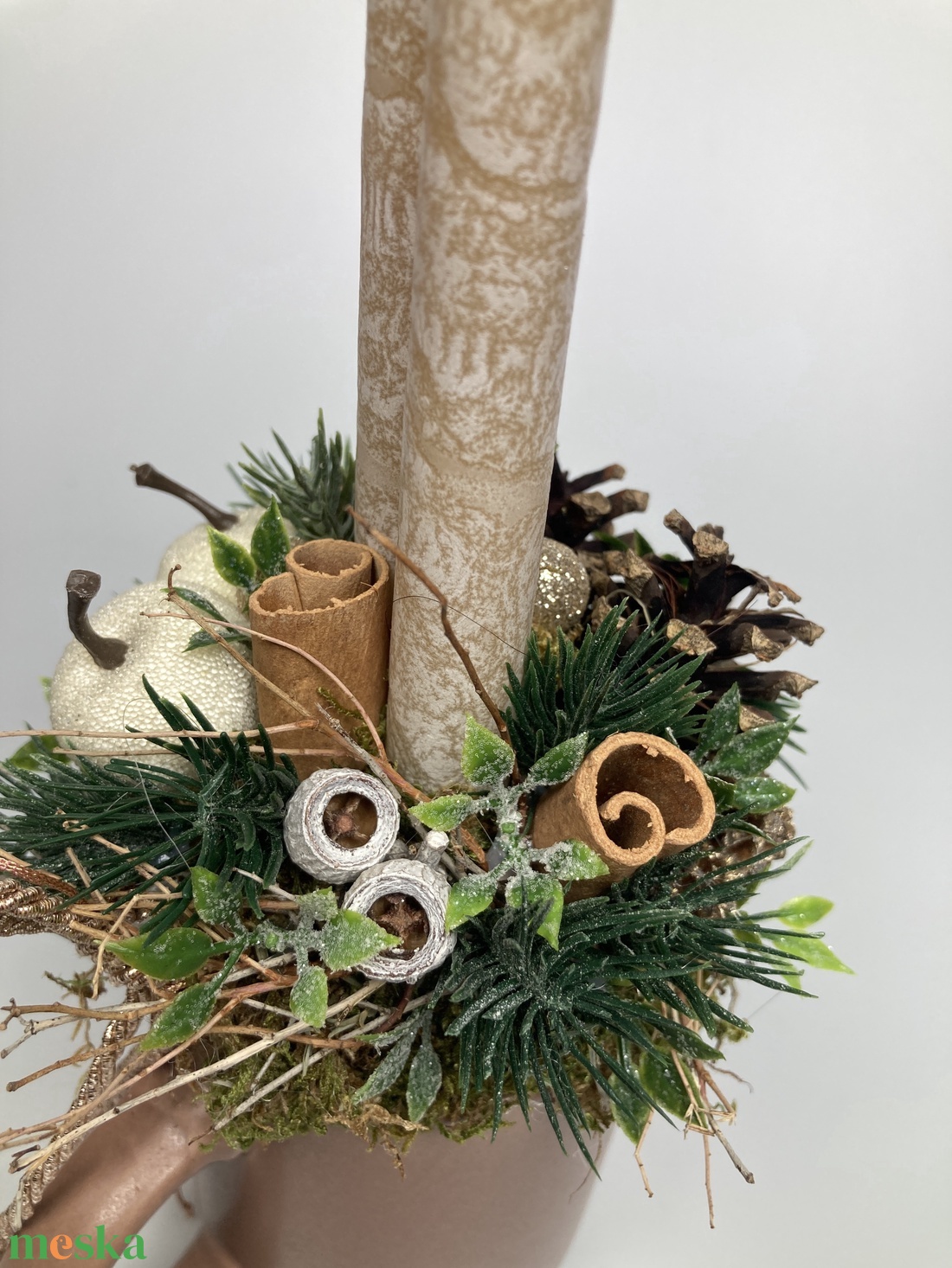 Bézsszínű, márványhatású gyertyás, fehér deres almákkal ékített, kakaóbarna bögrére épült tartós adventi dísz (XM1) - karácsony - adventi díszek - adventi asztaldísz - Meska.hu