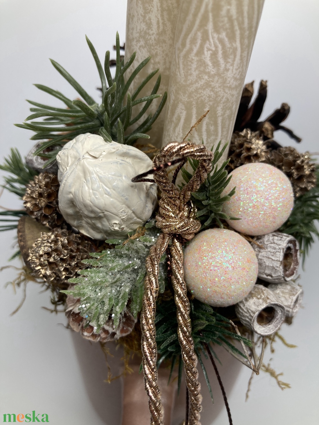 Fehér diós, márványhatású gyertyás, irizáló gömbökkel ékített, kakaóbarna bögrére épült tartós adventi asztaldísz (XM2) - karácsony - adventi díszek - adventi asztaldísz - Meska.hu