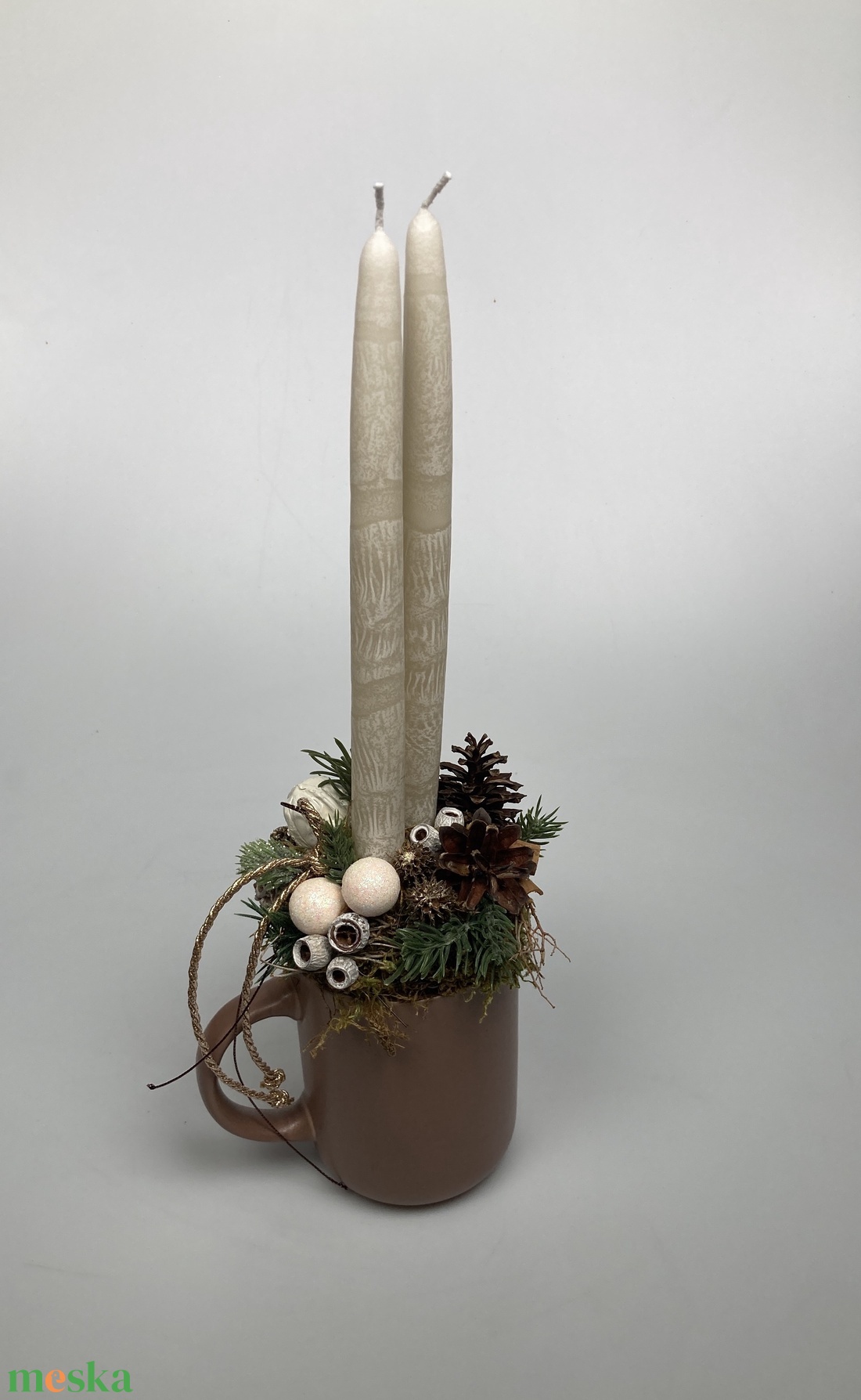 Fehér diós, márványhatású gyertyás, irizáló gömbökkel ékített, kakaóbarna bögrére épült tartós adventi asztaldísz (XM2) - karácsony - adventi díszek - adventi asztaldísz - Meska.hu
