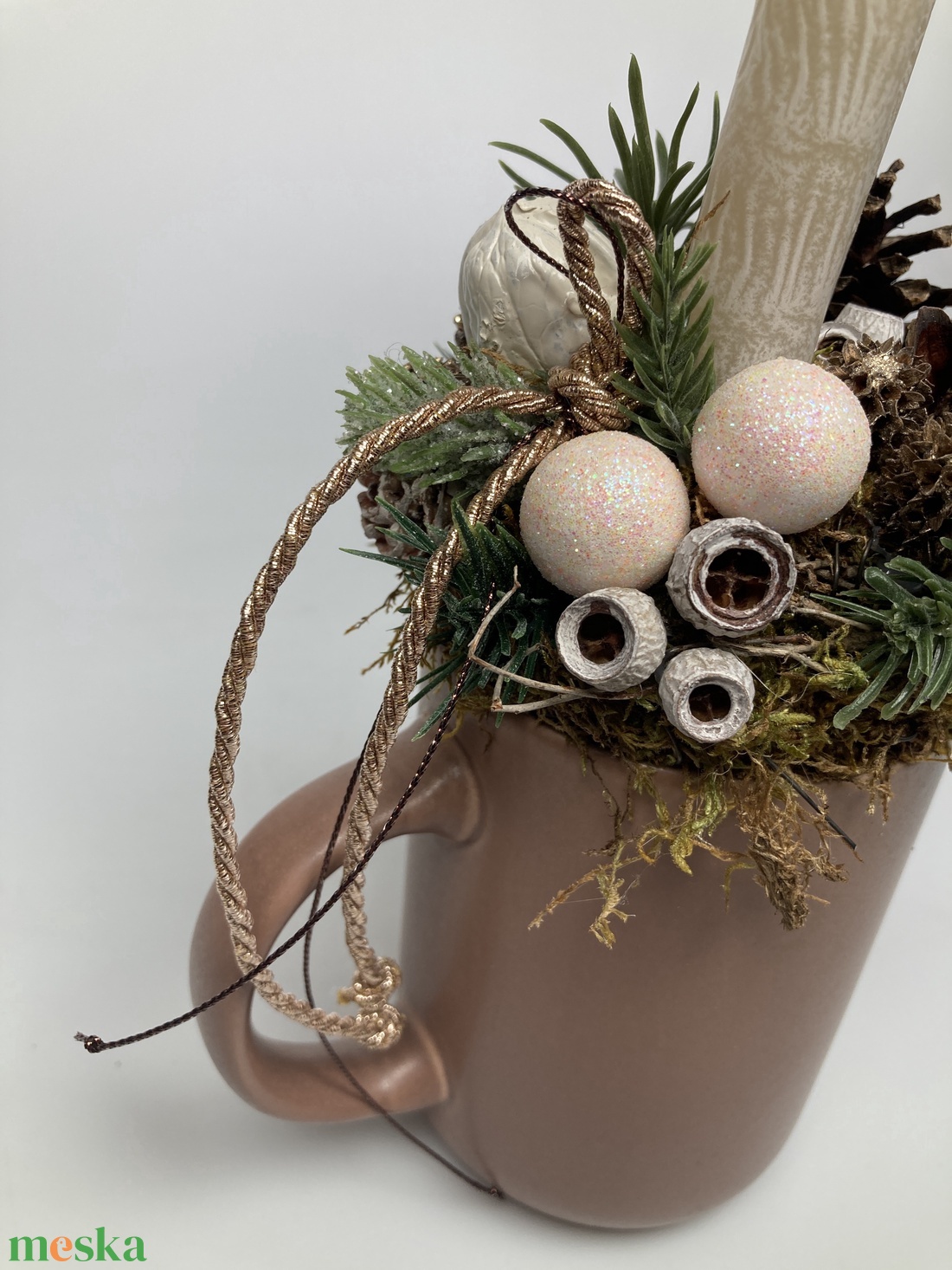 Fehér diós, márványhatású gyertyás, irizáló gömbökkel ékített, kakaóbarna bögrére épült tartós adventi asztaldísz (XM2) - karácsony - adventi díszek - adventi asztaldísz - Meska.hu