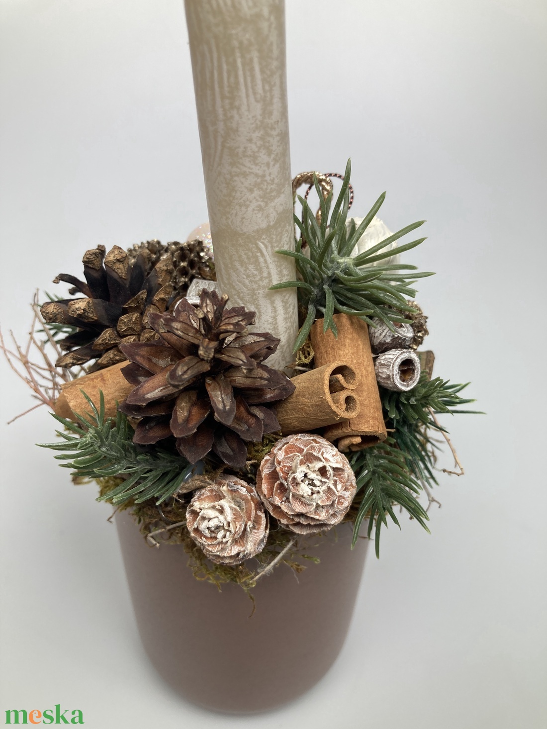 Fehér diós, márványhatású gyertyás, irizáló gömbökkel ékített, kakaóbarna bögrére épült tartós adventi asztaldísz (XM2) - karácsony - adventi díszek - adventi asztaldísz - Meska.hu