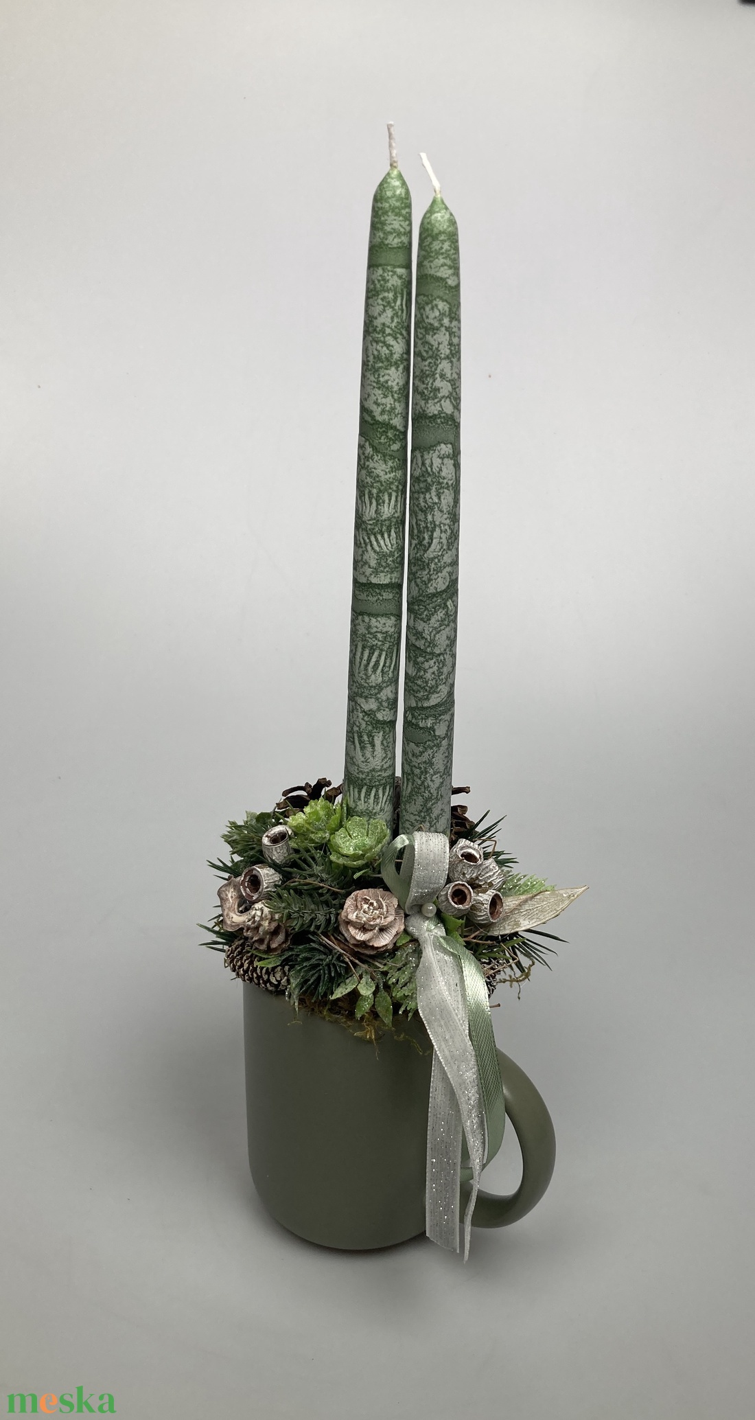 Fenyőzöld, márványhatású gyertyás, termésekkel ékített, zöld bögrére épült tartós adventi asztaldísz (XM3) - karácsony - adventi díszek - adventi asztaldísz - Meska.hu