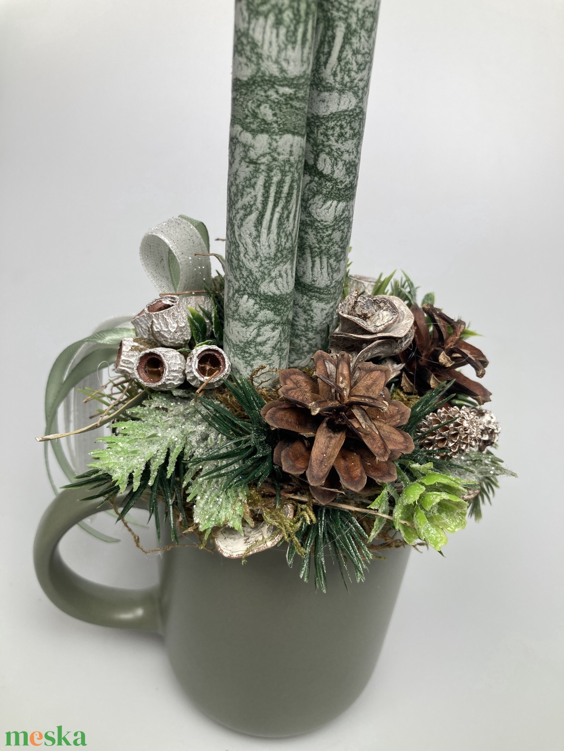 Fenyőzöld, márványhatású gyertyás, termésekkel ékített, zöld bögrére épült tartós adventi asztaldísz (XM3) - karácsony - adventi díszek - adventi asztaldísz - Meska.hu