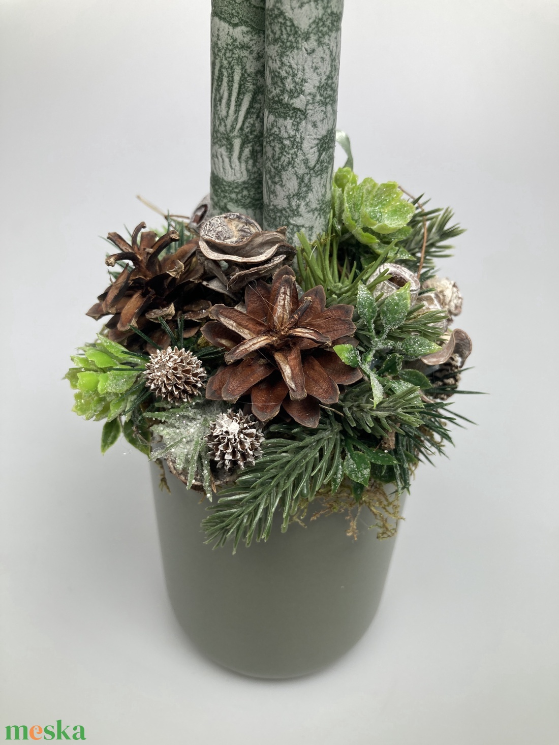 Fenyőzöld, márványhatású gyertyás, termésekkel ékített, zöld bögrére épült tartós adventi asztaldísz (XM3) - karácsony - adventi díszek - adventi asztaldísz - Meska.hu