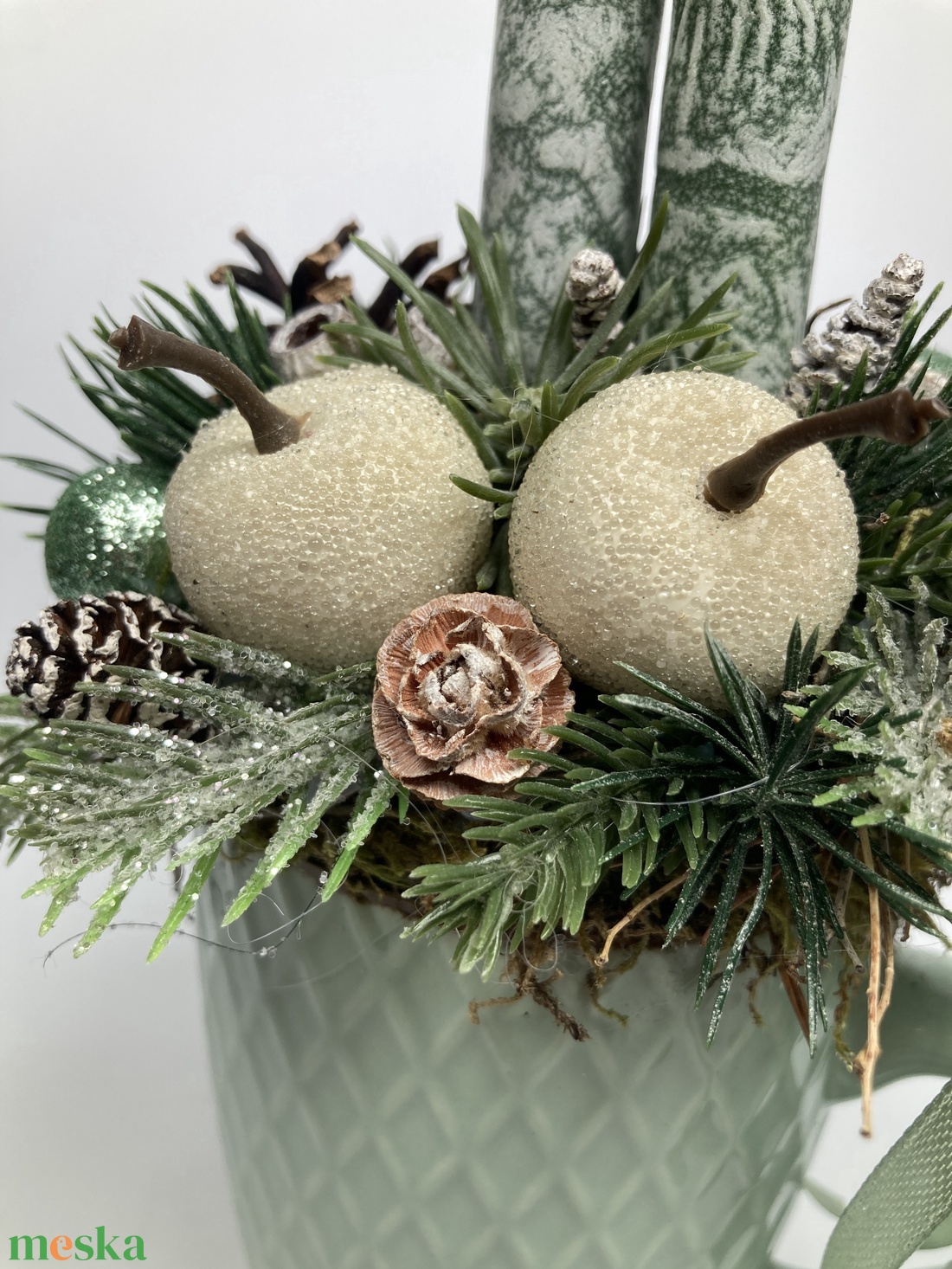 Deres almákkkal ékített, fenyőzöld, márványhatású gyertyás,  mentazöld bögrére épült tartós adventi asztaldísz (XM4) - karácsony - adventi díszek - adventi asztaldísz - Meska.hu