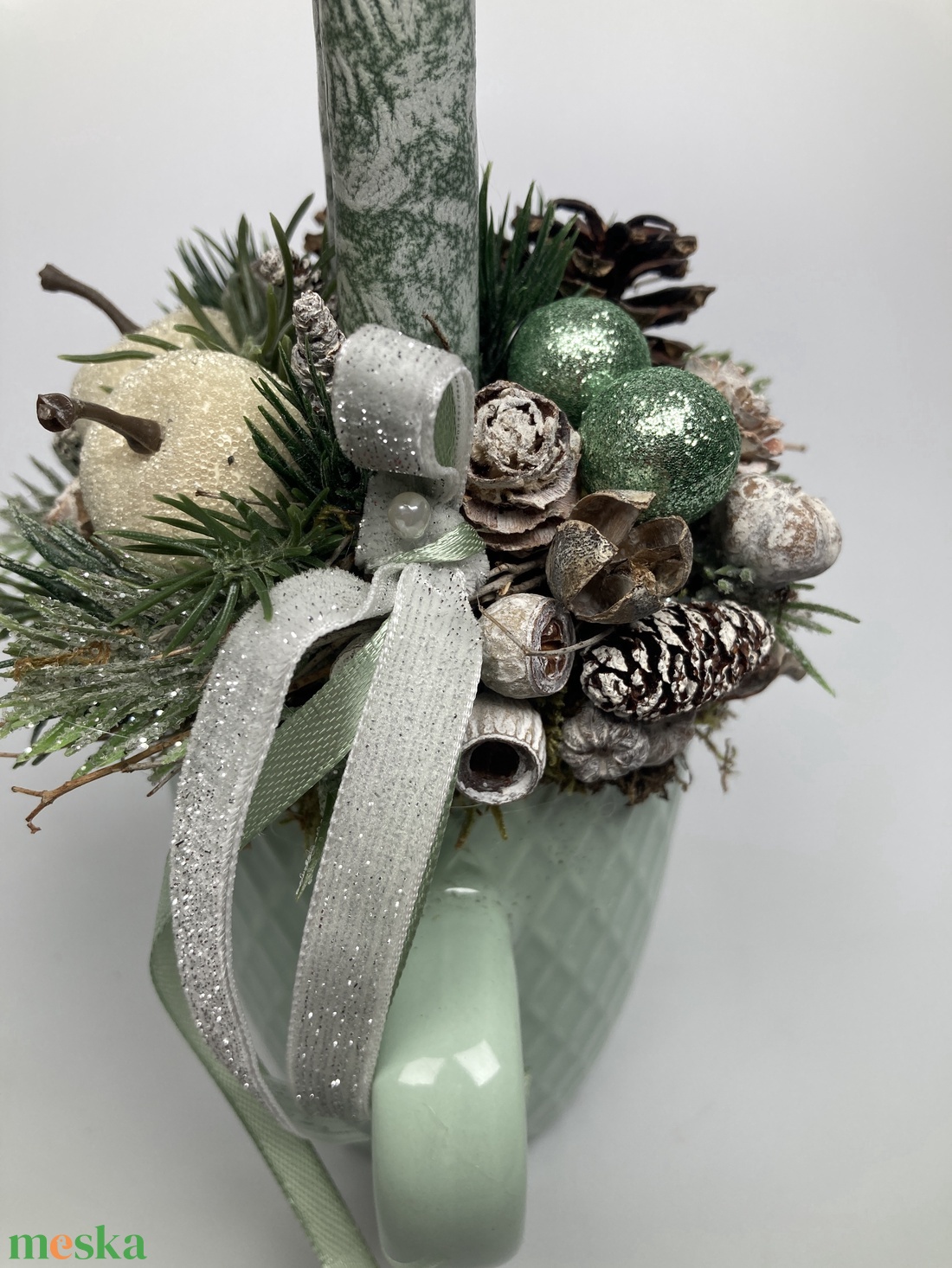 Deres almákkkal ékített, fenyőzöld, márványhatású gyertyás,  mentazöld bögrére épült tartós adventi asztaldísz (XM4) - karácsony - adventi díszek - adventi asztaldísz - Meska.hu