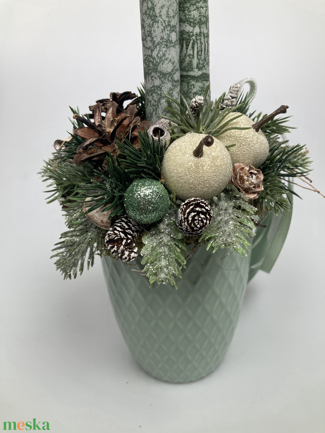 Deres almákkkal ékített, fenyőzöld, márványhatású gyertyás,  mentazöld bögrére épült tartós adventi asztaldísz (XM4) - karácsony - adventi díszek - adventi asztaldísz - Meska.hu