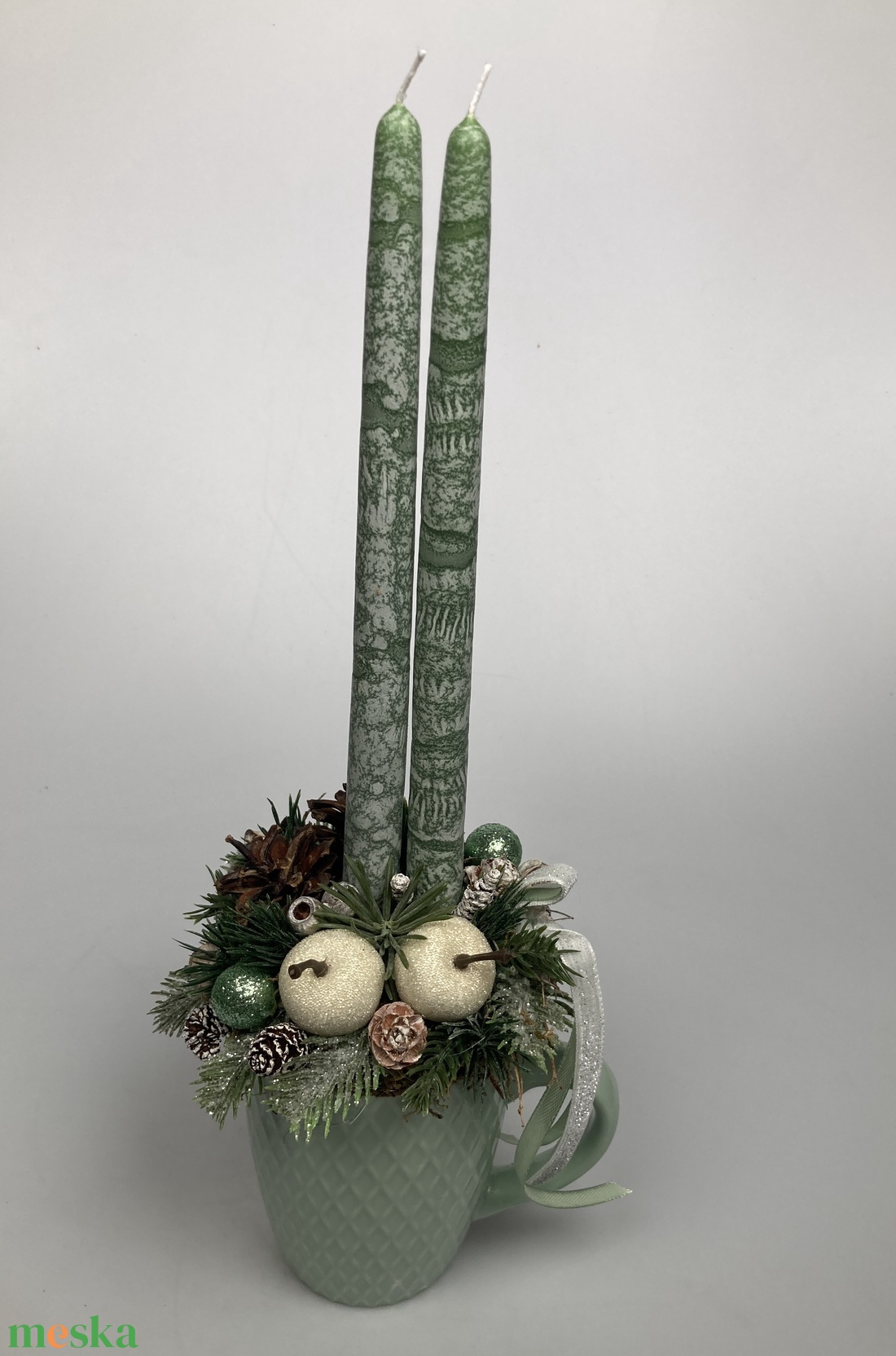 Deres almákkkal ékített, fenyőzöld, márványhatású gyertyás,  mentazöld bögrére épült tartós adventi asztaldísz (XM4) - karácsony - adventi díszek - adventi asztaldísz - Meska.hu