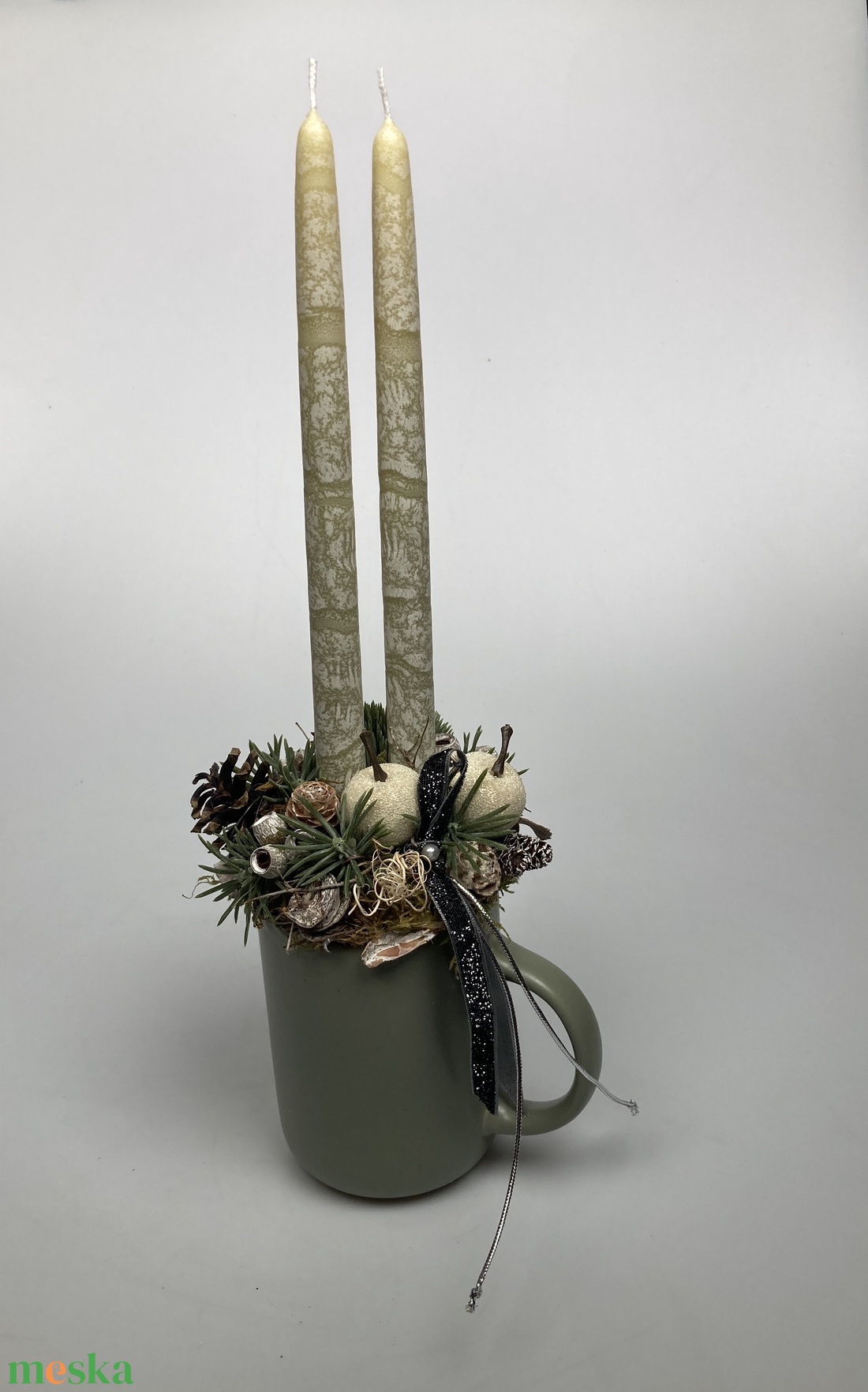 Olívazöld, márványhatású gyertyás,  zöld bögrére épült, termésekkel gazdagon díszített tartós adventi asztaldísz (XM5) - karácsony - adventi díszek - adventi asztaldísz - Meska.hu