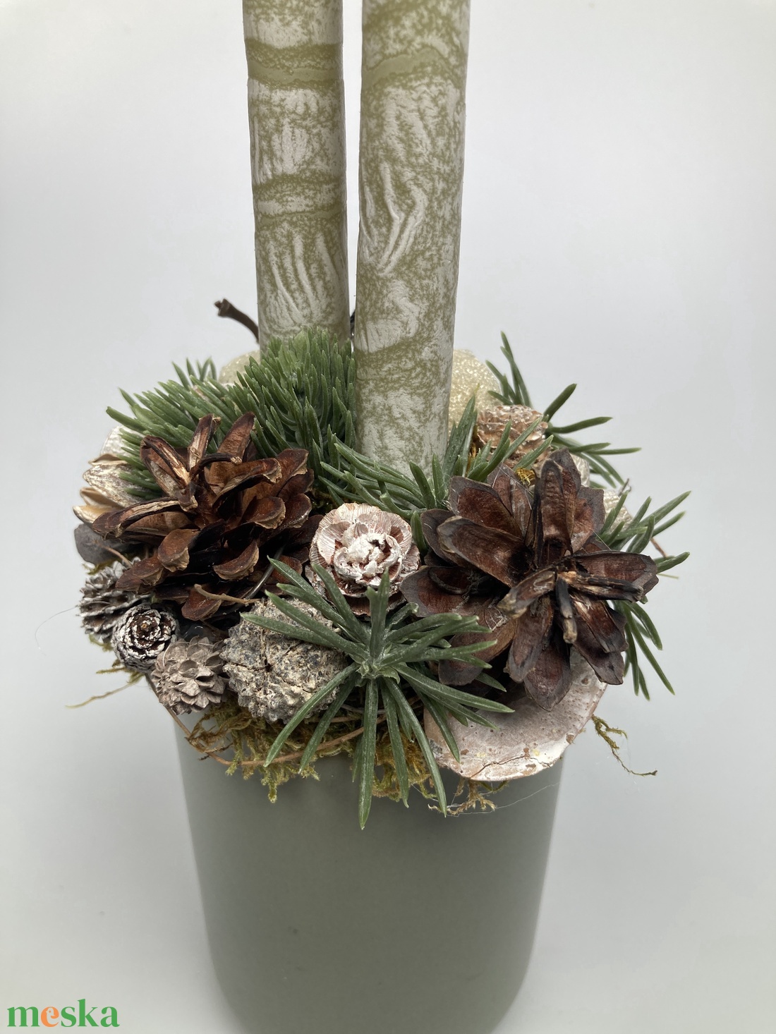 Olívazöld, márványhatású gyertyás,  zöld bögrére épült, termésekkel gazdagon díszített tartós adventi asztaldísz (XM5) - karácsony - adventi díszek - adventi asztaldísz - Meska.hu